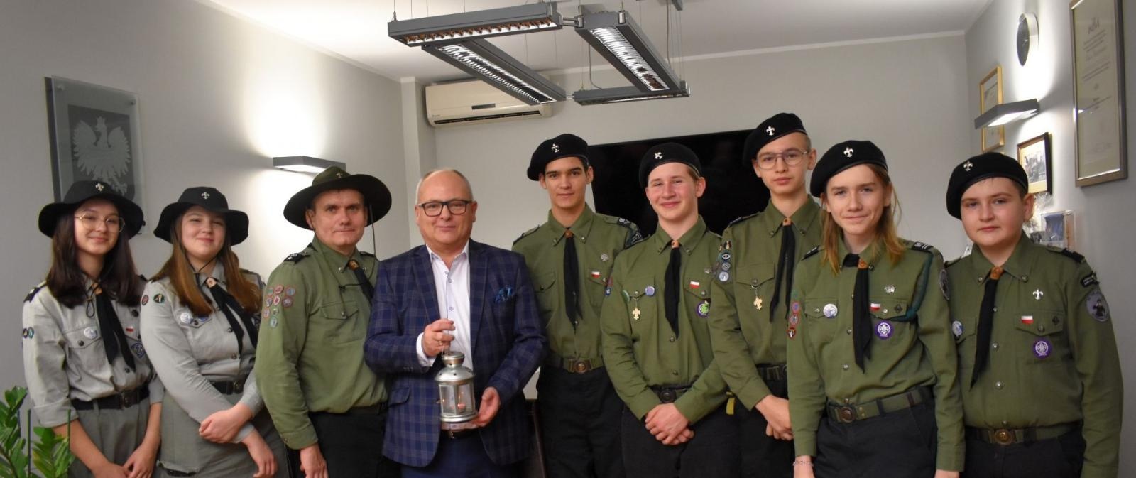 Zdjęcie w galerii na portalu naszwodzislaw.com: Betlejemskie Światło Pokoju rozbłysło w Starostwie wiadomości z regionu