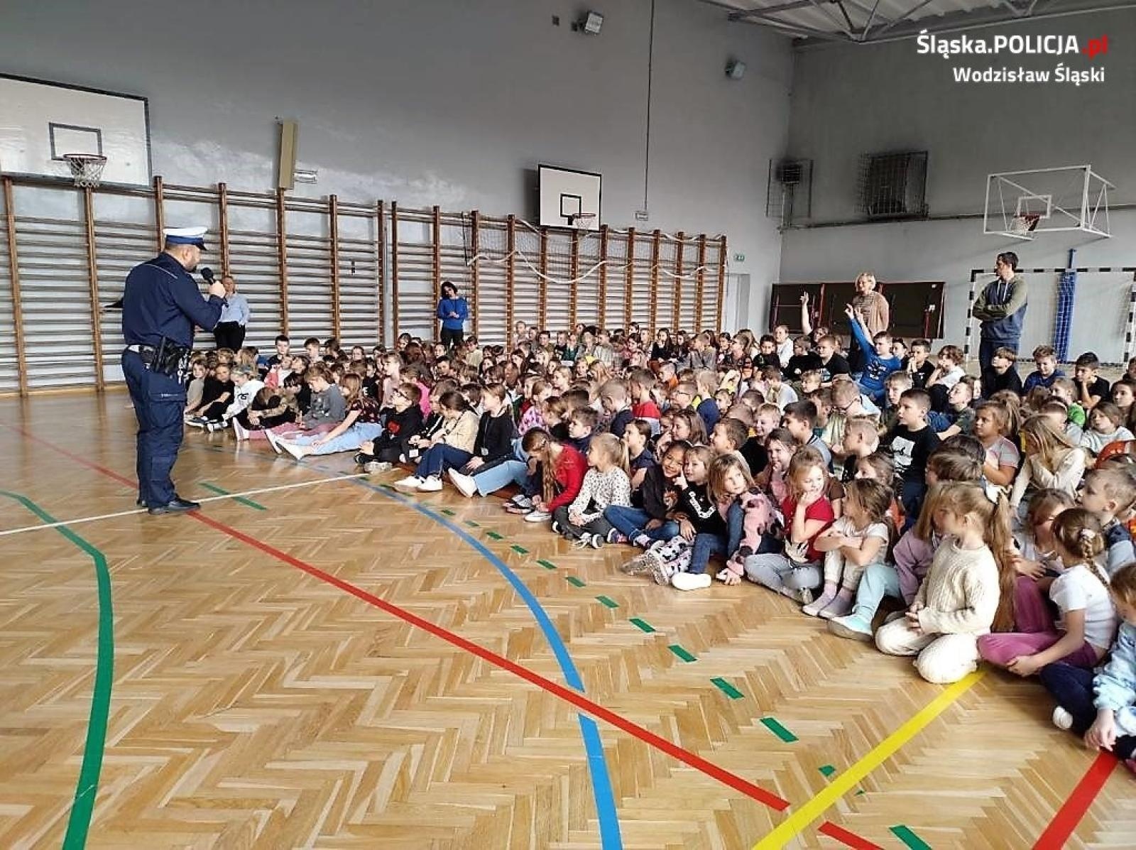 Zdjęcie w galerii na portalu naszwodzislaw.com: Bezpieczeństwo w ruchu drogowym tematem spotkania policjanta z młodzieżą wiadomości z regionu