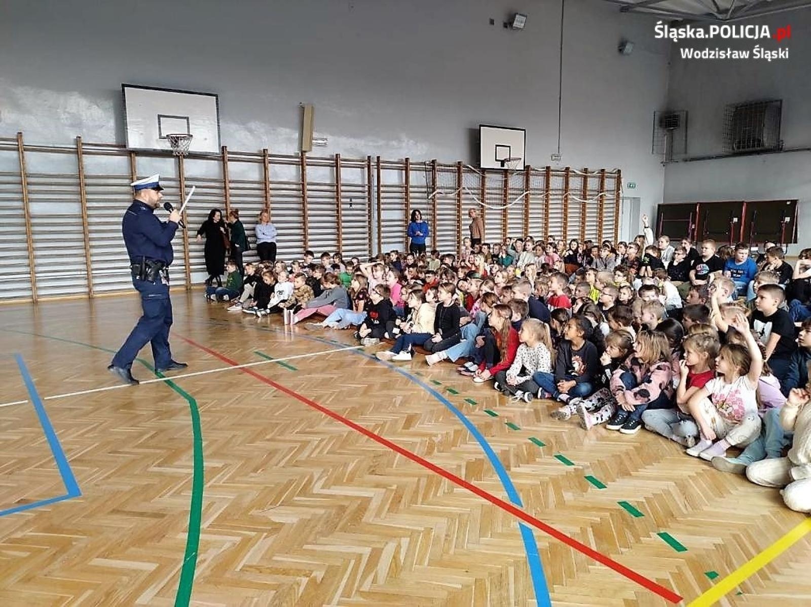 Zdjęcie w galerii na portalu naszwodzislaw.com: Bezpieczeństwo w ruchu drogowym tematem spotkania policjanta z młodzieżą wiadomości z regionu