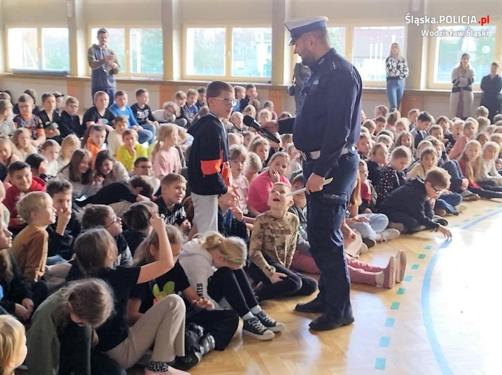 Zdjęcie w galerii na portalu naszwodzislaw.com: Bezpieczeństwo w ruchu drogowym tematem spotkania policjanta z młodzieżą wiadomości z regionu