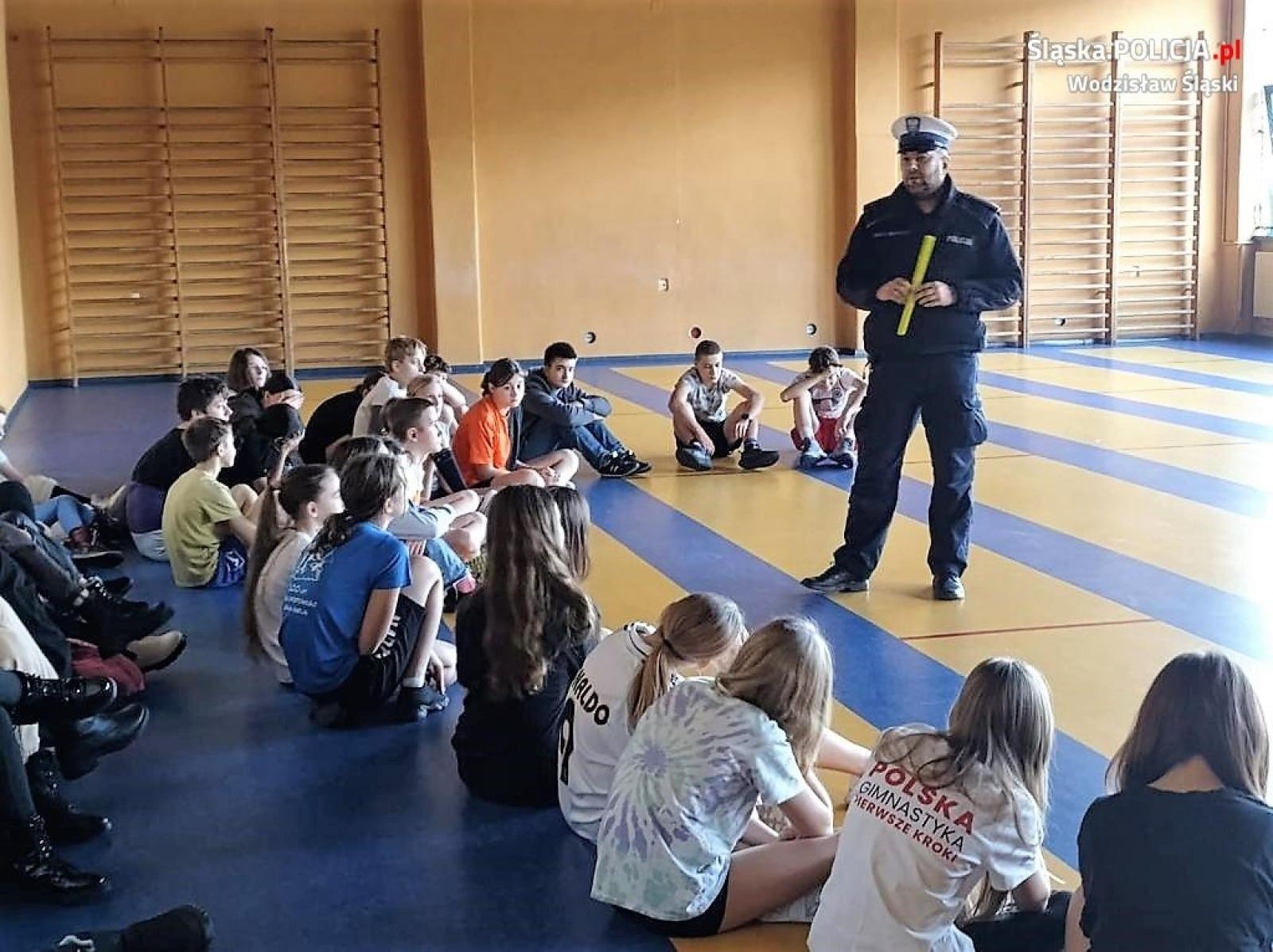 Zdjęcie w galerii na portalu naszwodzislaw.com: Bezpieczeństwo w ruchu drogowym tematem spotkania policjanta z młodzieżą wiadomości z regionu