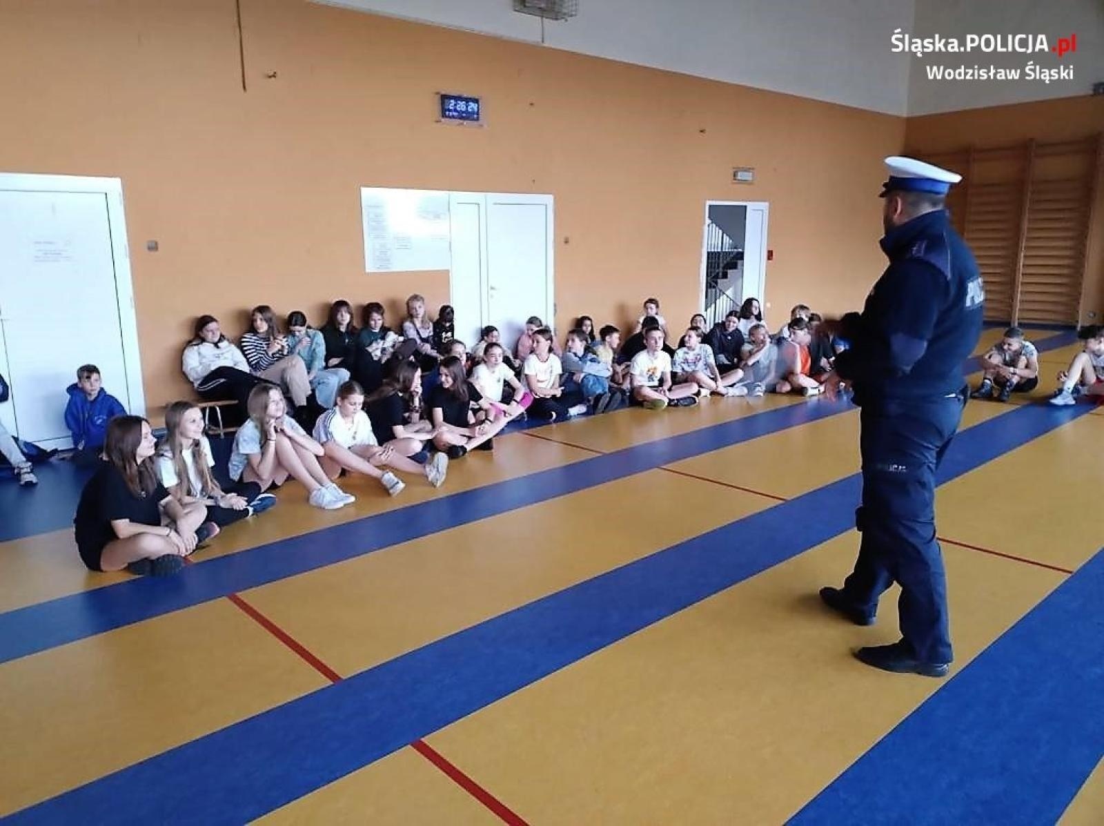 Zdjęcie w galerii na portalu naszwodzislaw.com: Bezpieczeństwo w ruchu drogowym tematem spotkania policjanta z młodzieżą wiadomości z regionu