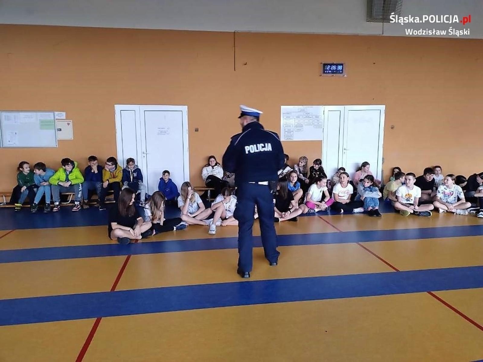 Zdjęcie w galerii na portalu naszwodzislaw.com: Bezpieczeństwo w ruchu drogowym tematem spotkania policjanta z młodzieżą wiadomości z regionu