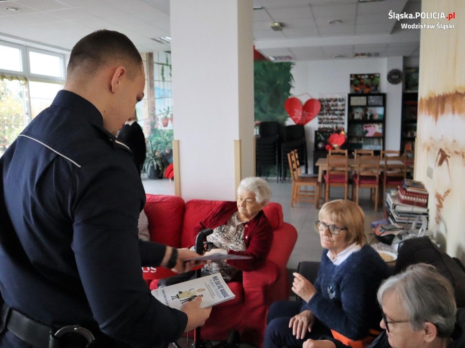 Zdjęcie w galerii na portalu naszwodzislaw.com: Policjanci rozmawiali o bezpieczeństwie z seniorami wiadomości z regionu