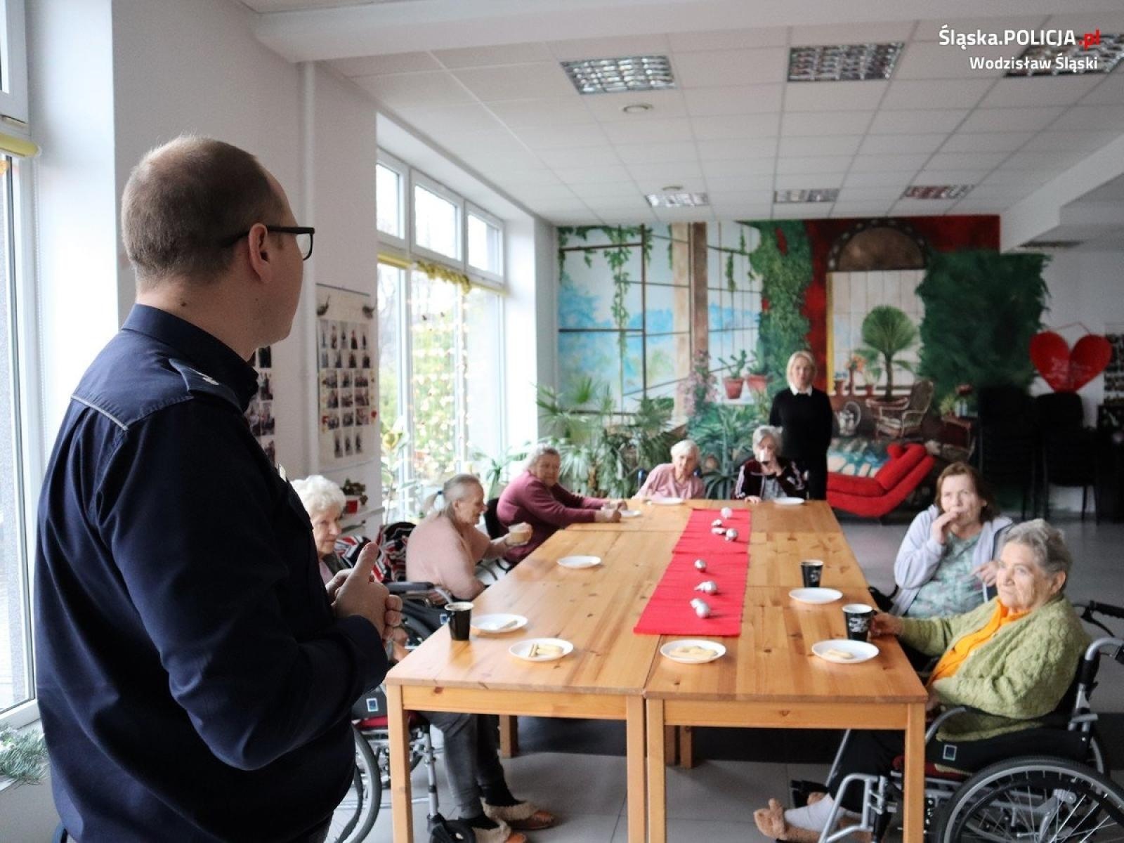Zdjęcie w galerii na portalu naszwodzislaw.com: Policjanci rozmawiali o bezpieczeństwie z seniorami wiadomości z regionu