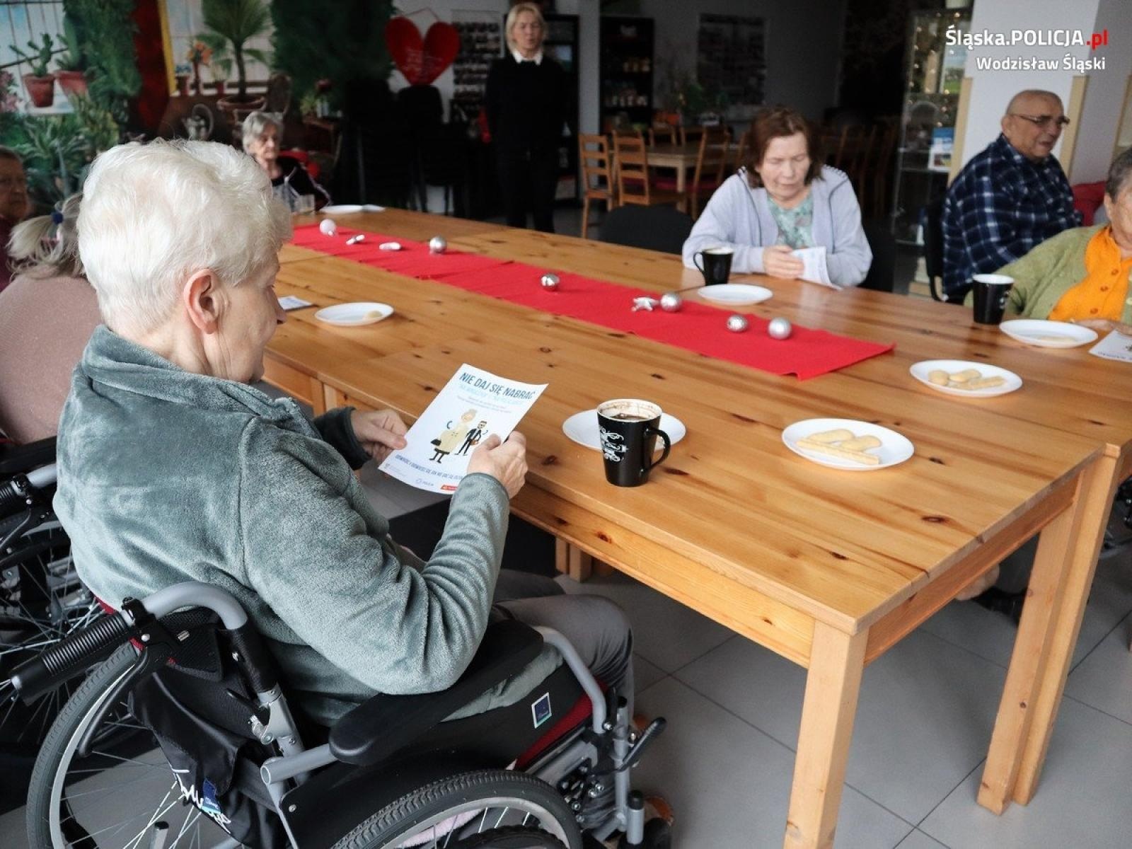 Zdjęcie w galerii na portalu naszwodzislaw.com: Policjanci rozmawiali o bezpieczeństwie z seniorami wiadomości z regionu