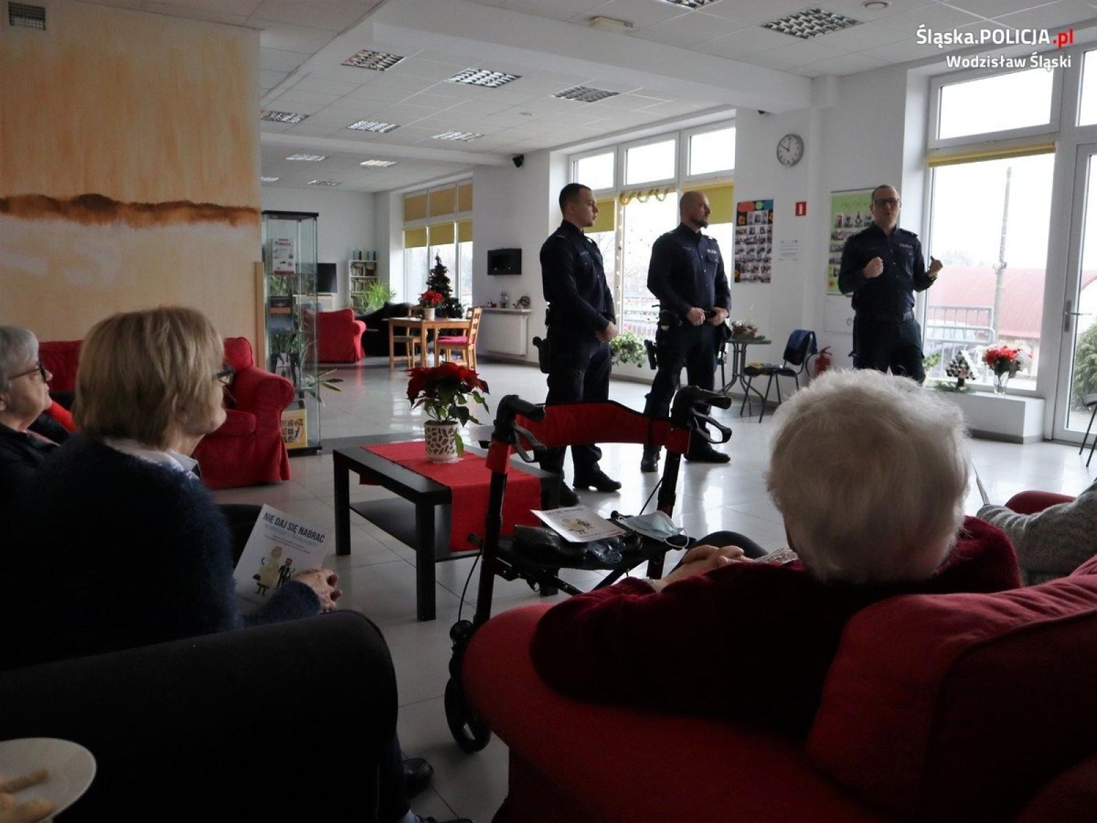 Zdjęcie w galerii na portalu naszwodzislaw.com: Policjanci rozmawiali o bezpieczeństwie z seniorami wiadomości z regionu