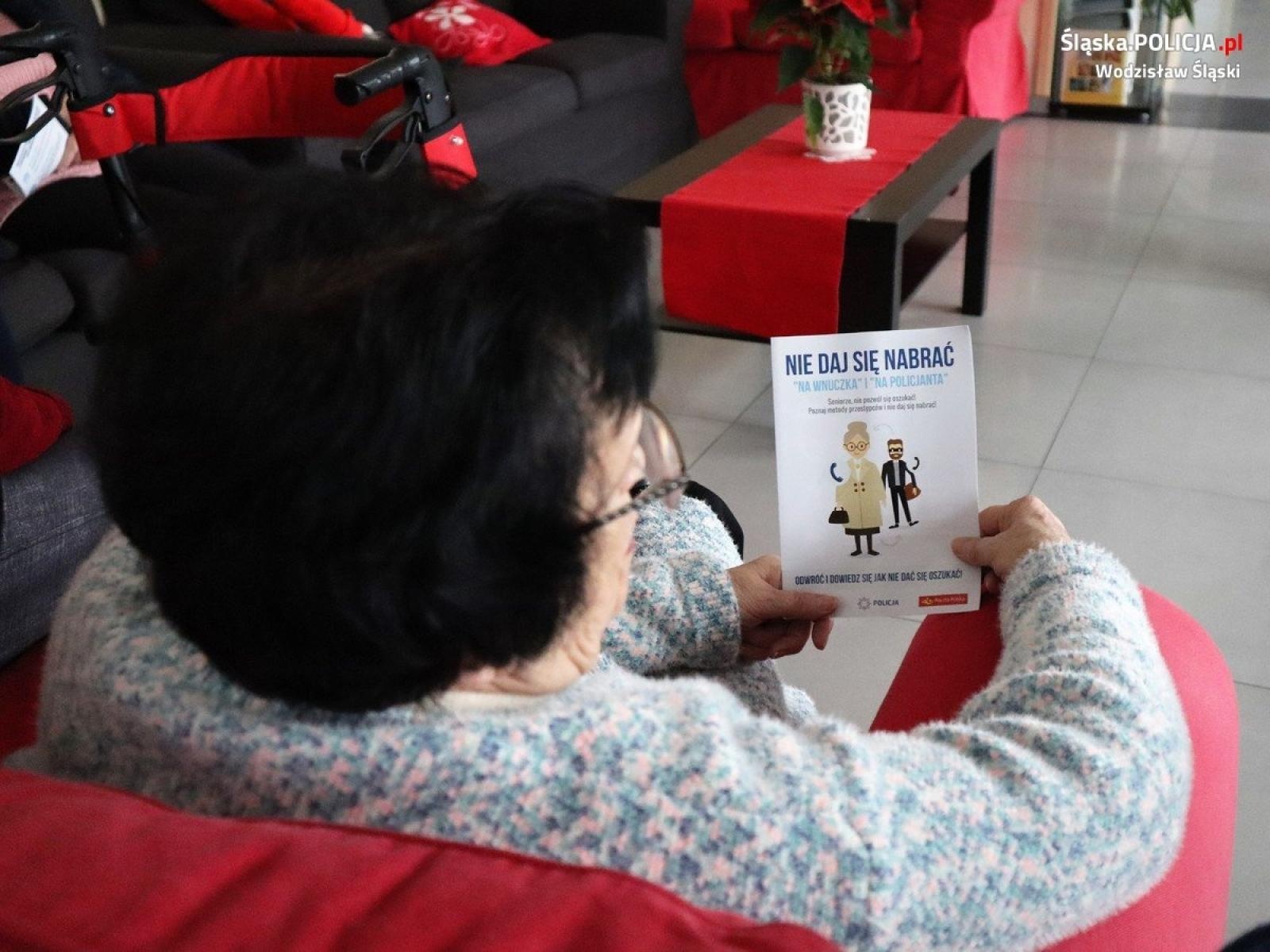Zdjęcie w galerii na portalu naszwodzislaw.com: Policjanci rozmawiali o bezpieczeństwie z seniorami wiadomości z regionu