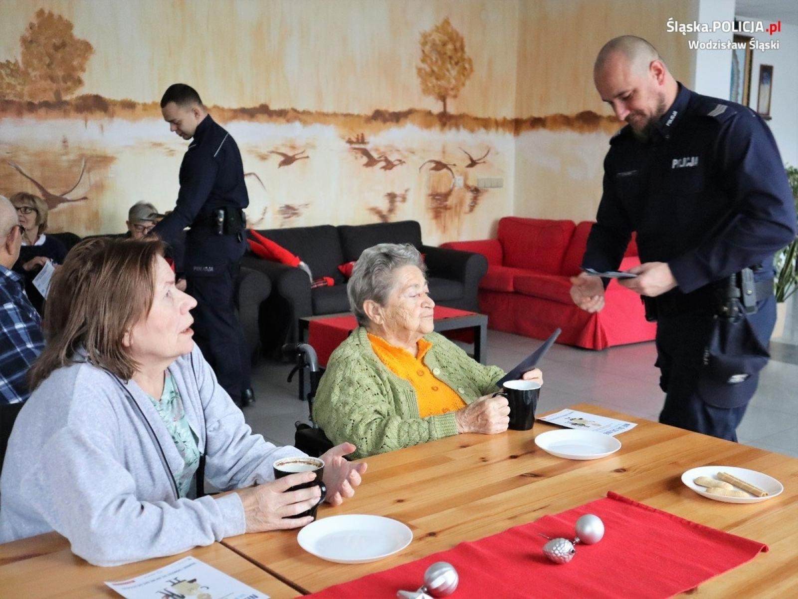 Zdjęcie w galerii na portalu naszwodzislaw.com: Policjanci rozmawiali o bezpieczeństwie z seniorami wiadomości z regionu