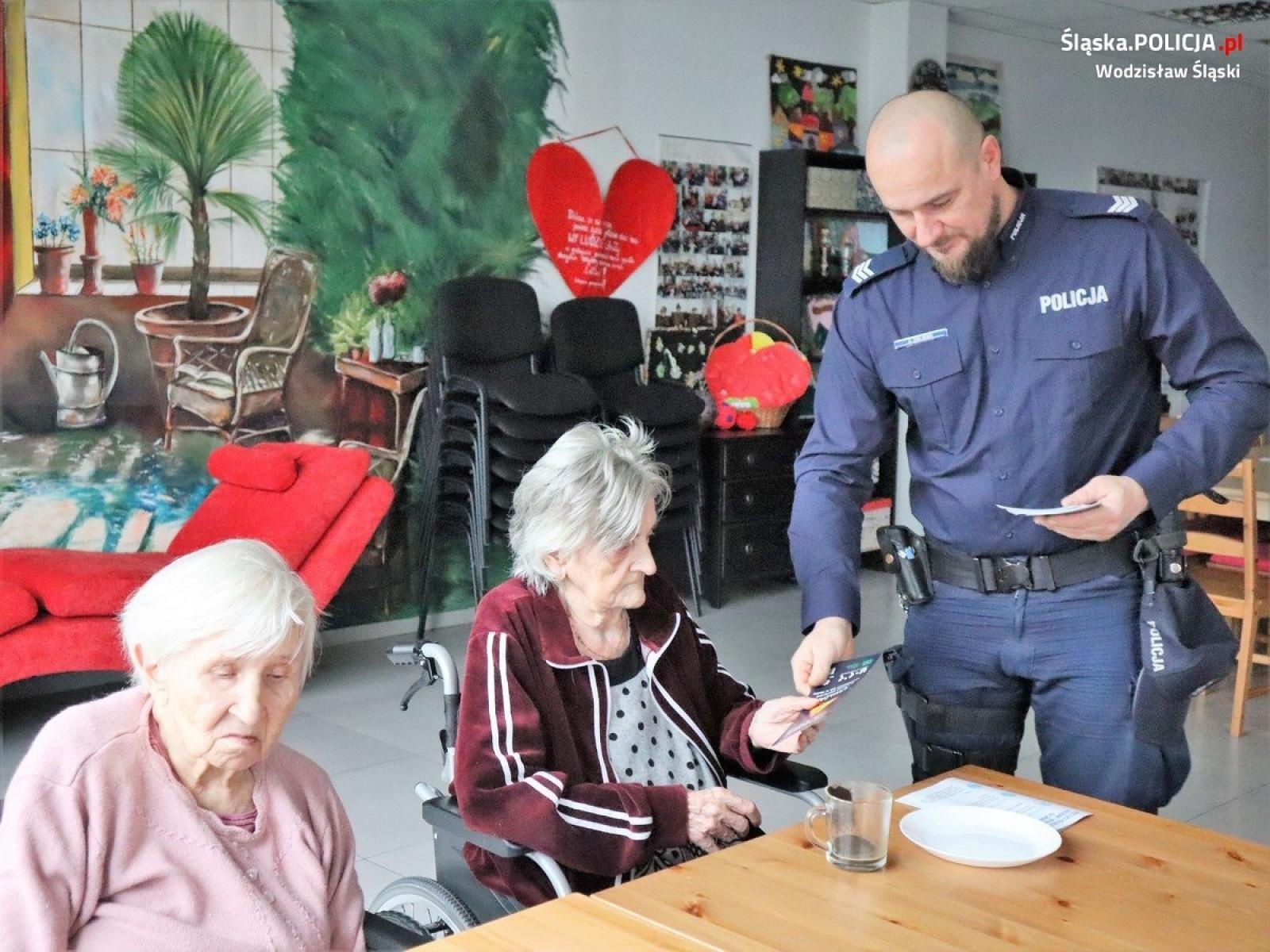 Zdjęcie w galerii na portalu naszwodzislaw.com: Policjanci rozmawiali o bezpieczeństwie z seniorami wiadomości z regionu