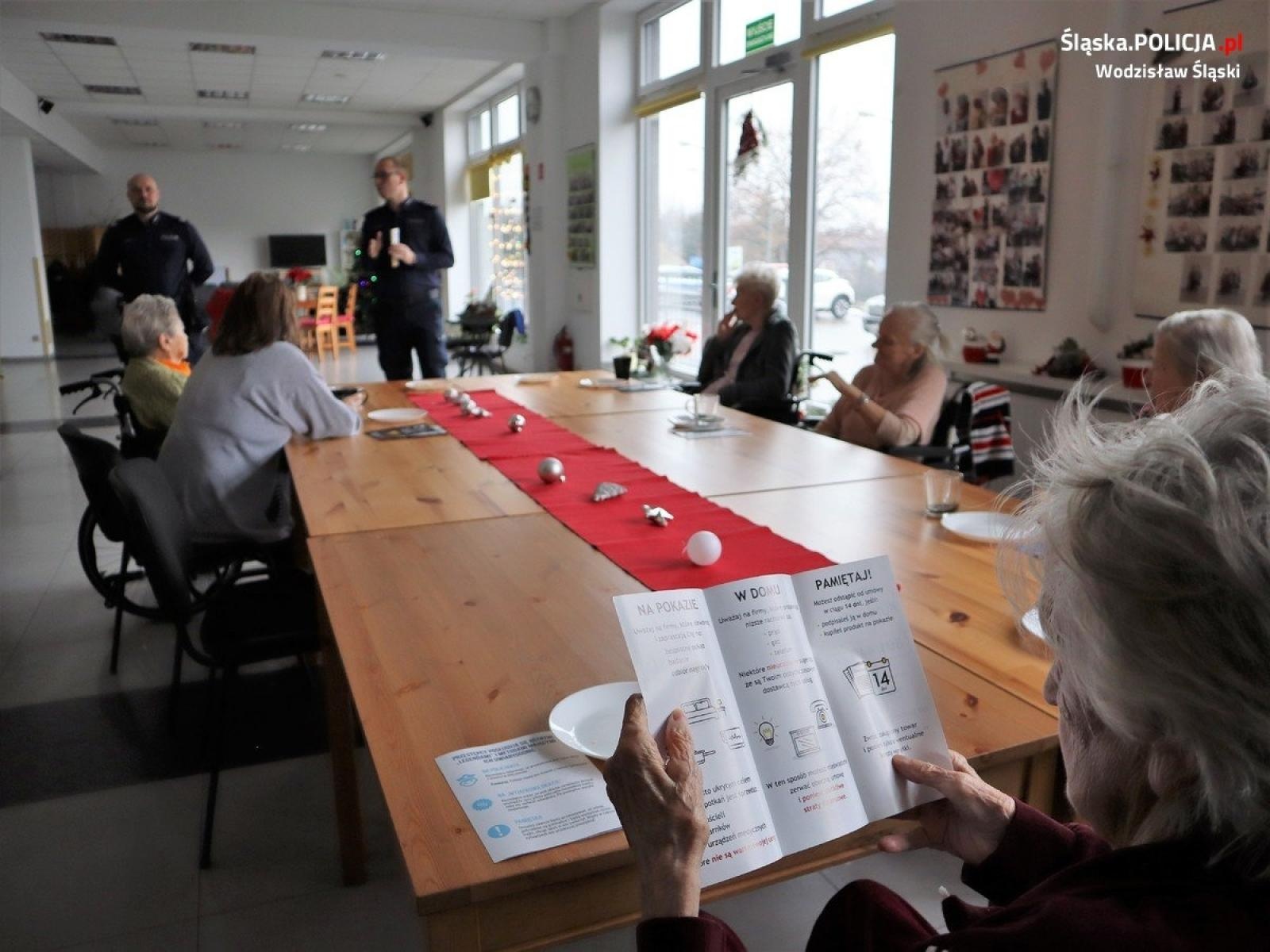 Zdjęcie w galerii na portalu naszwodzislaw.com: Policjanci rozmawiali o bezpieczeństwie z seniorami wiadomości z regionu