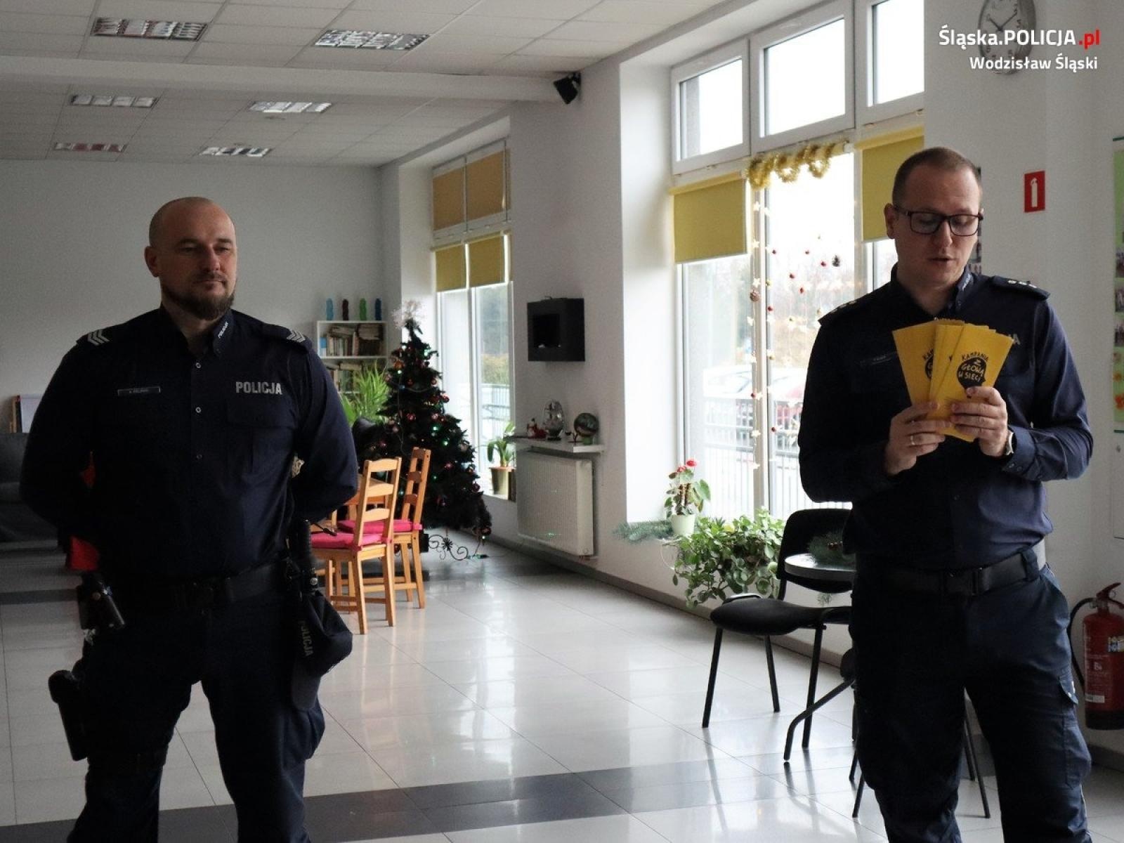 Zdjęcie w galerii na portalu naszwodzislaw.com: Policjanci rozmawiali o bezpieczeństwie z seniorami wiadomości z regionu