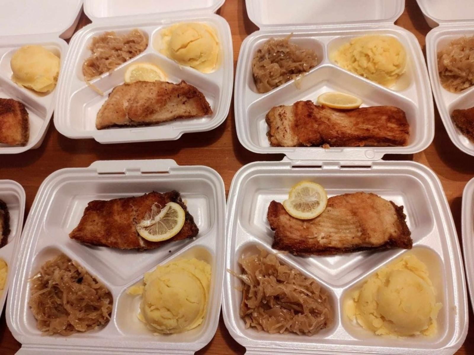 Zdjęcie w galerii na portalu naszwodzislaw.com: Pracownicy rydułtowskiego MOPSu wyruszyli z dobrą nowiną wiadomości z regionu