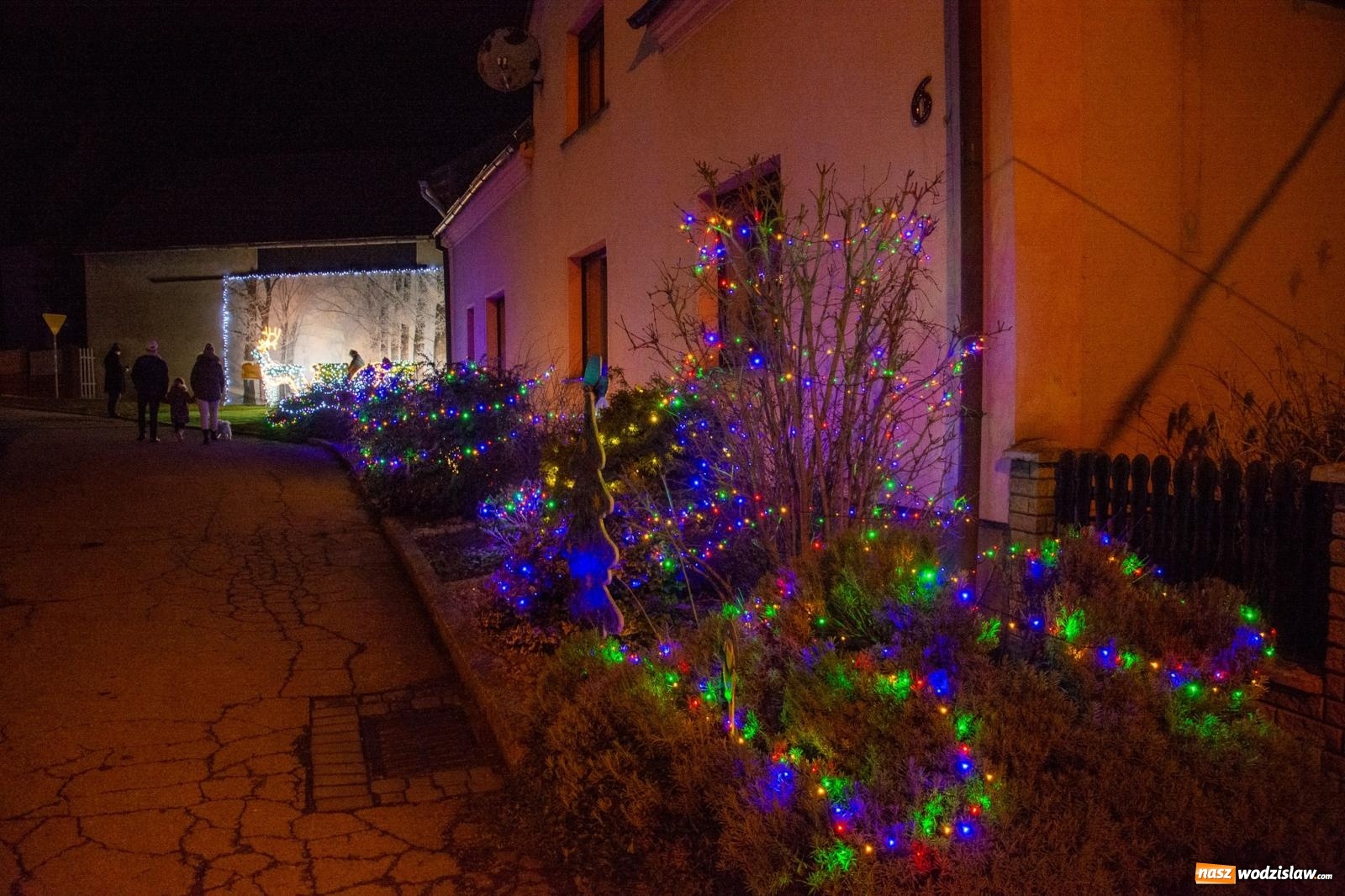 Zdjęcie w galerii na portalu naszwodzislaw.com: Świetlne sanie i laserowe show. Bajkowa Nowa Wioska zaprasza [FOTO i WIDEO] wiadomości z regionu