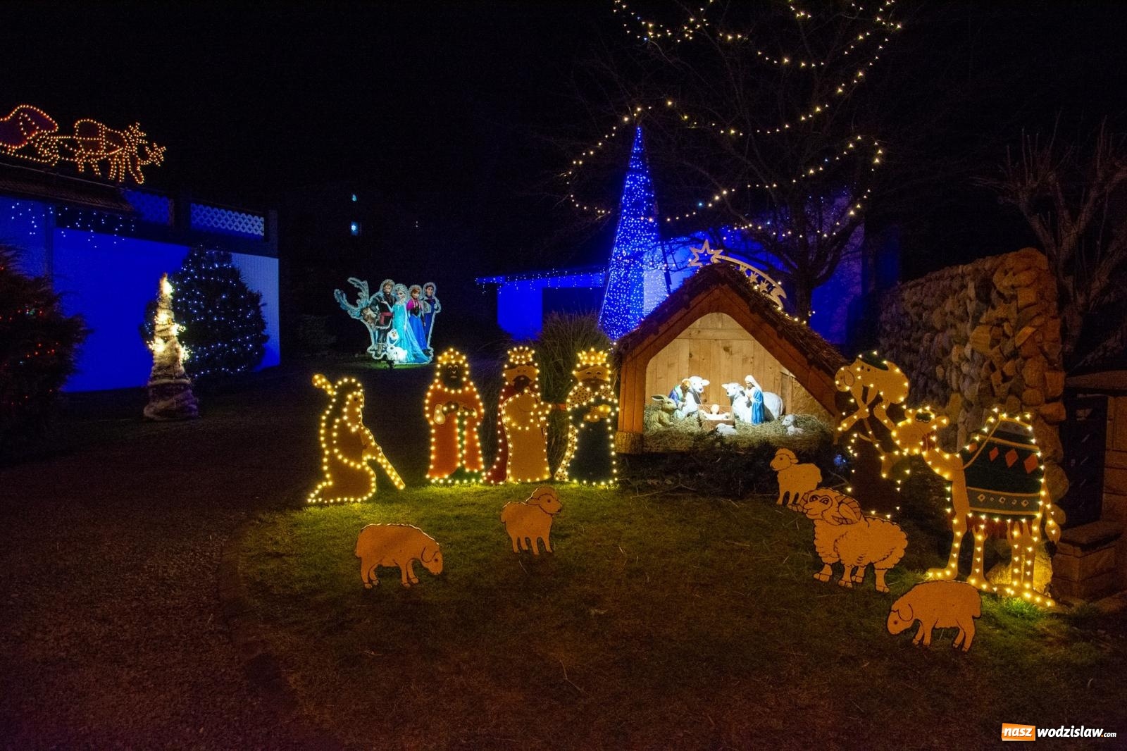 Zdjęcie w galerii na portalu naszwodzislaw.com: Świetlne sanie i laserowe show. Bajkowa Nowa Wioska zaprasza [FOTO i WIDEO] wiadomości z regionu