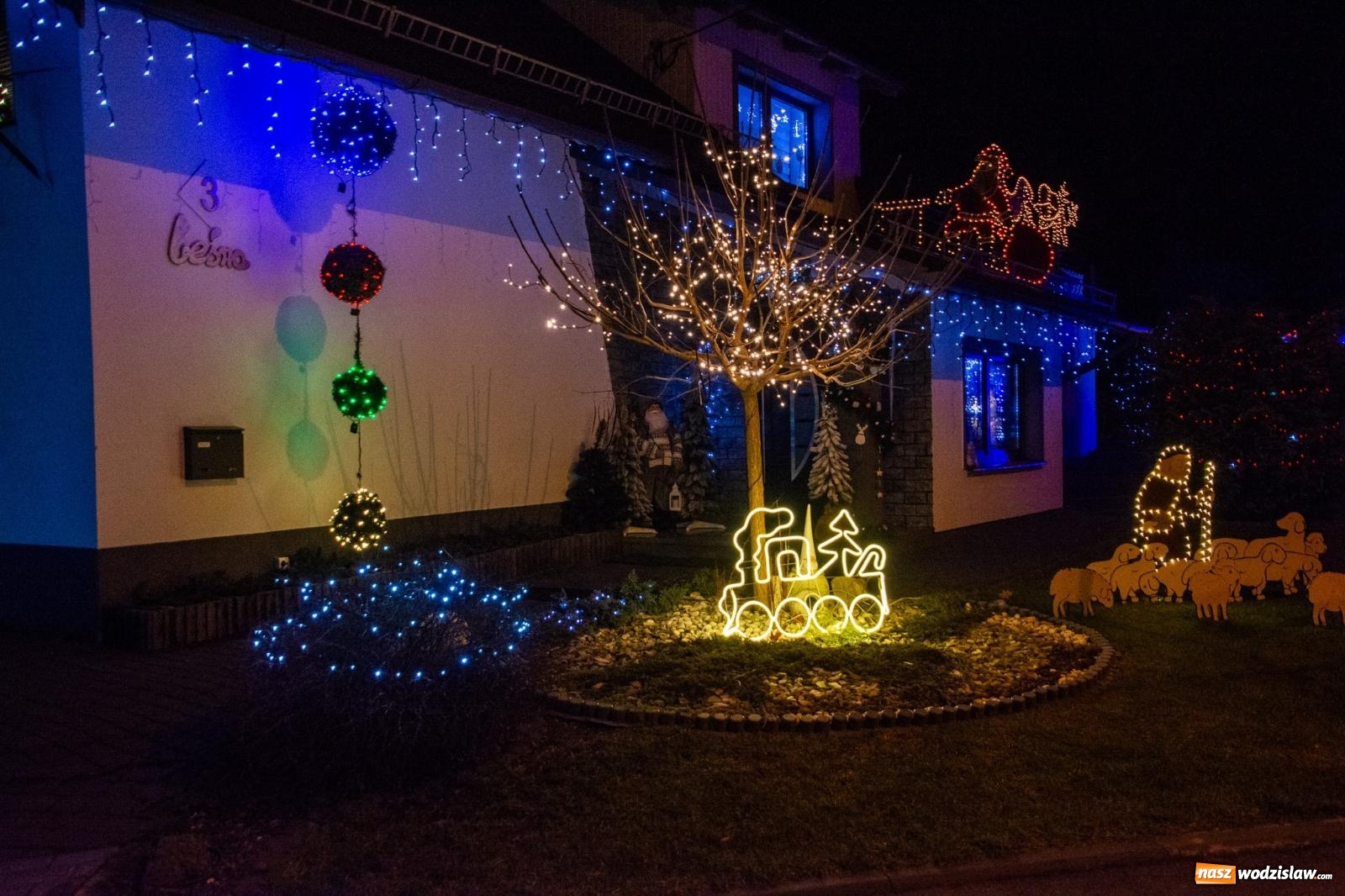 Zdjęcie w galerii na portalu naszwodzislaw.com: Świetlne sanie i laserowe show. Bajkowa Nowa Wioska zaprasza [FOTO i WIDEO] wiadomości z regionu