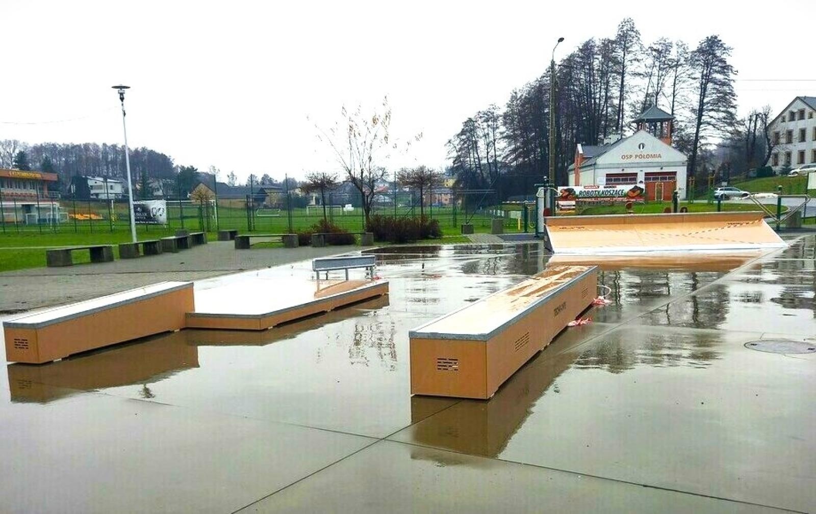 Zdjęcie w galerii na portalu naszwodzislaw.com: W zrewitalizowanym centrum Połomi stanął nowy skatepark wiadomości z regionu