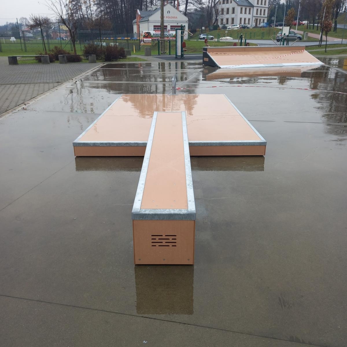 Zdjęcie w galerii na portalu naszwodzislaw.com: W zrewitalizowanym centrum Połomi stanął nowy skatepark wiadomości z regionu