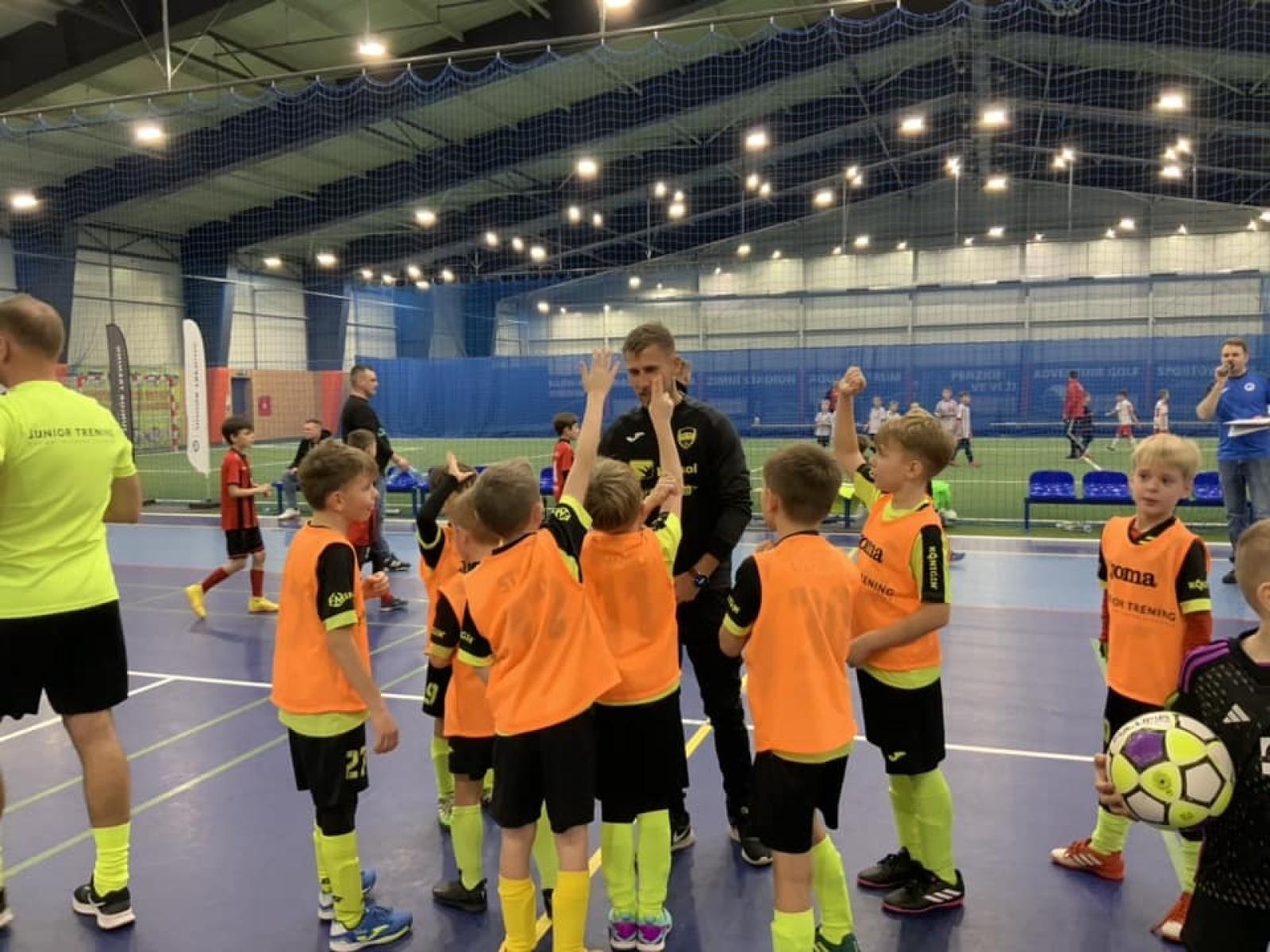 Zdjęcie w galerii na portalu naszwodzislaw.com: Piłkarze rocznika 2015 rywalizowali w Bohuminie [FOTO] wiadomości z regionu