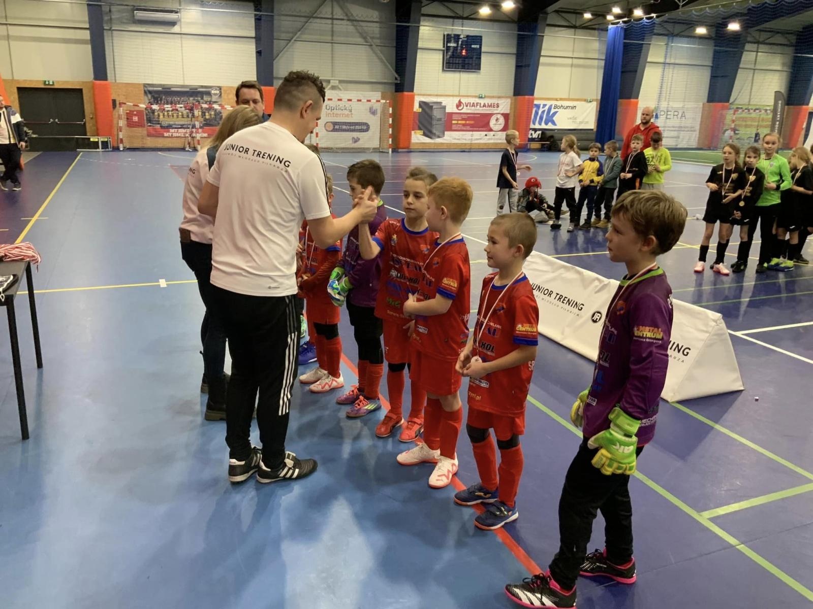 Zdjęcie w galerii na portalu naszwodzislaw.com: Piłkarze rocznika 2015 rywalizowali w Bohuminie [FOTO] wiadomości z regionu