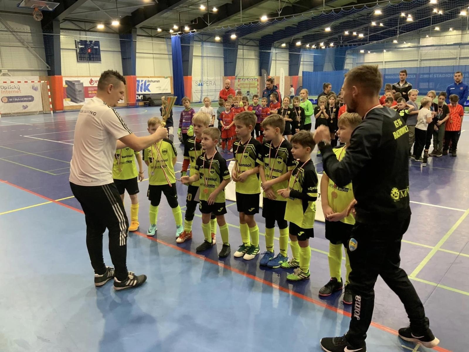 Zdjęcie w galerii na portalu naszwodzislaw.com: Piłkarze rocznika 2015 rywalizowali w Bohuminie [FOTO] wiadomości z regionu