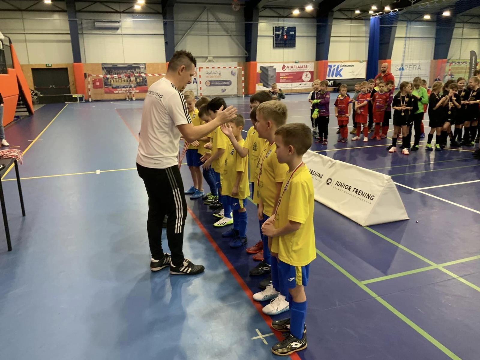 Zdjęcie w galerii na portalu naszwodzislaw.com: Piłkarze rocznika 2015 rywalizowali w Bohuminie [FOTO] wiadomości z regionu