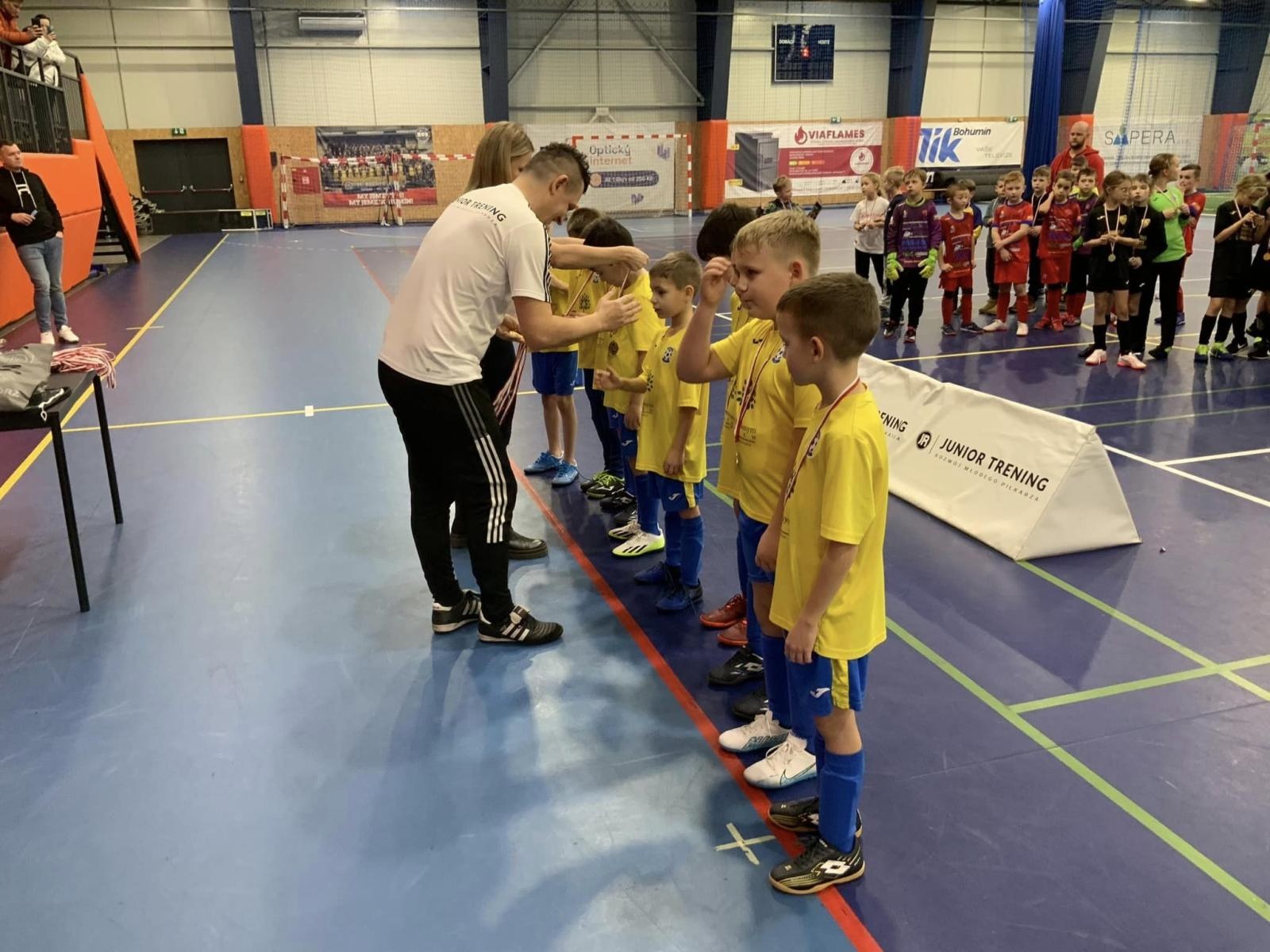 Zdjęcie w galerii na portalu naszwodzislaw.com: Piłkarze rocznika 2015 rywalizowali w Bohuminie [FOTO] wiadomości z regionu