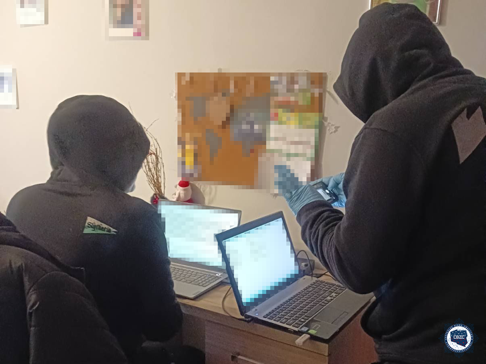 Zdjęcie w galerii na portalu naszwodzislaw.com: Śląska policja rozbiła szajkę oszustów internetowych. Bazowali na danych z darknetu wiadomości z regionu