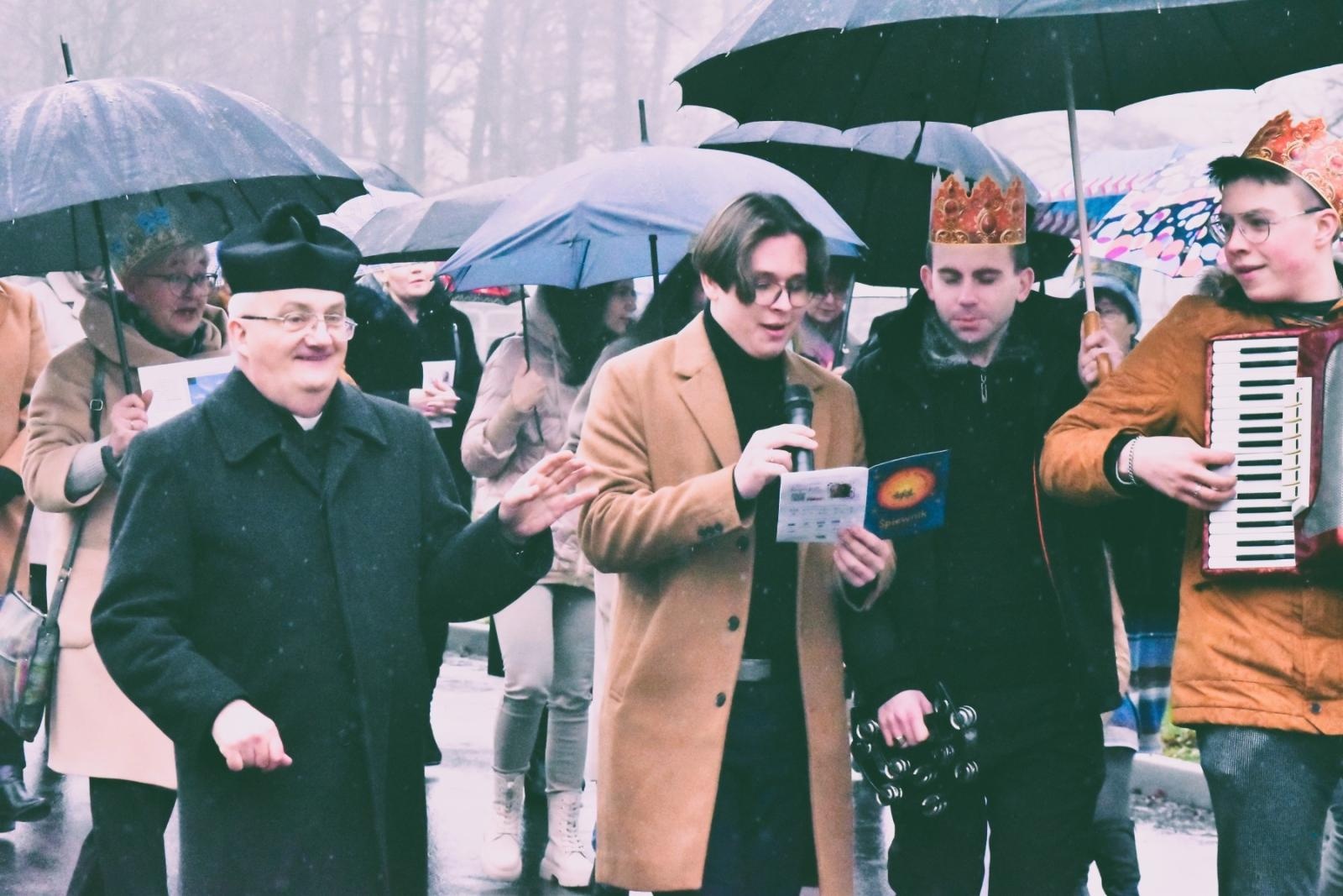 Zdjęcie w galerii na portalu naszwodzislaw.com: Ulicami Skrbeńska przeszedł Orszak Trzech Króli [FOTO] wiadomości z regionu