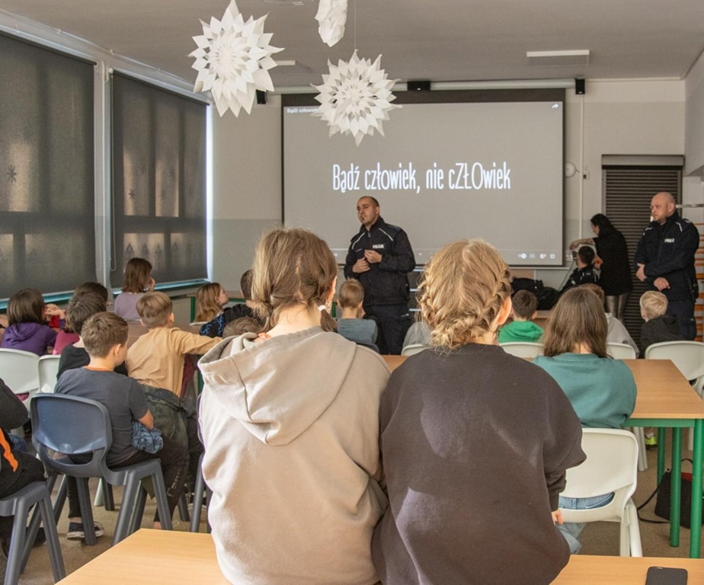 Zdjęcie w galerii na portalu naszwodzislaw.com: W Dziesiątce rozmawiali o przemocy rówieśniczej wiadomości z regionu