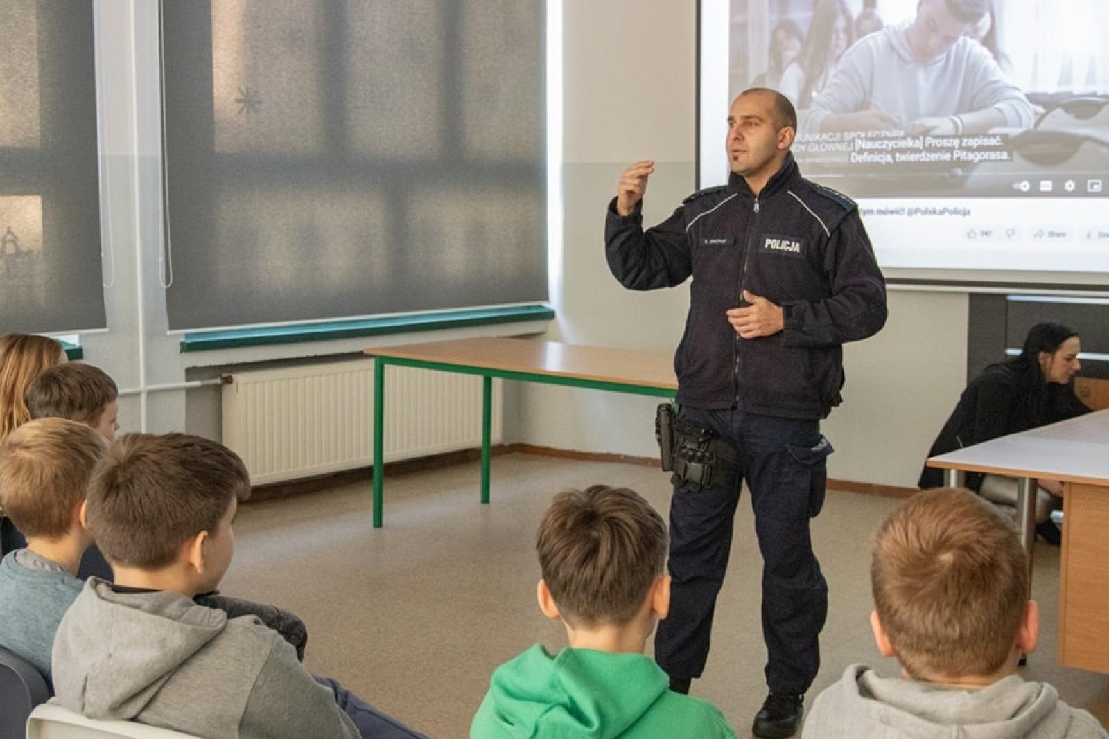 Zdjęcie w galerii na portalu naszwodzislaw.com: W Dziesiątce rozmawiali o przemocy rówieśniczej wiadomości z regionu