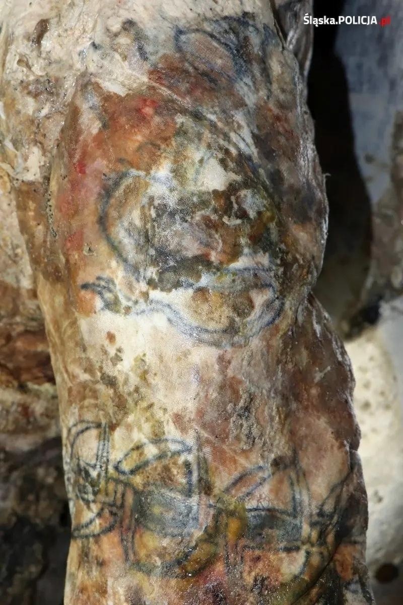 Zdjęcie w galerii na portalu naszwodzislaw.com: Śląska policja prosi o pomoc w identyfikacji mężczyzny [UWAGA DRASTYCZNE ZDJĘCIA] wiadomości z regionu