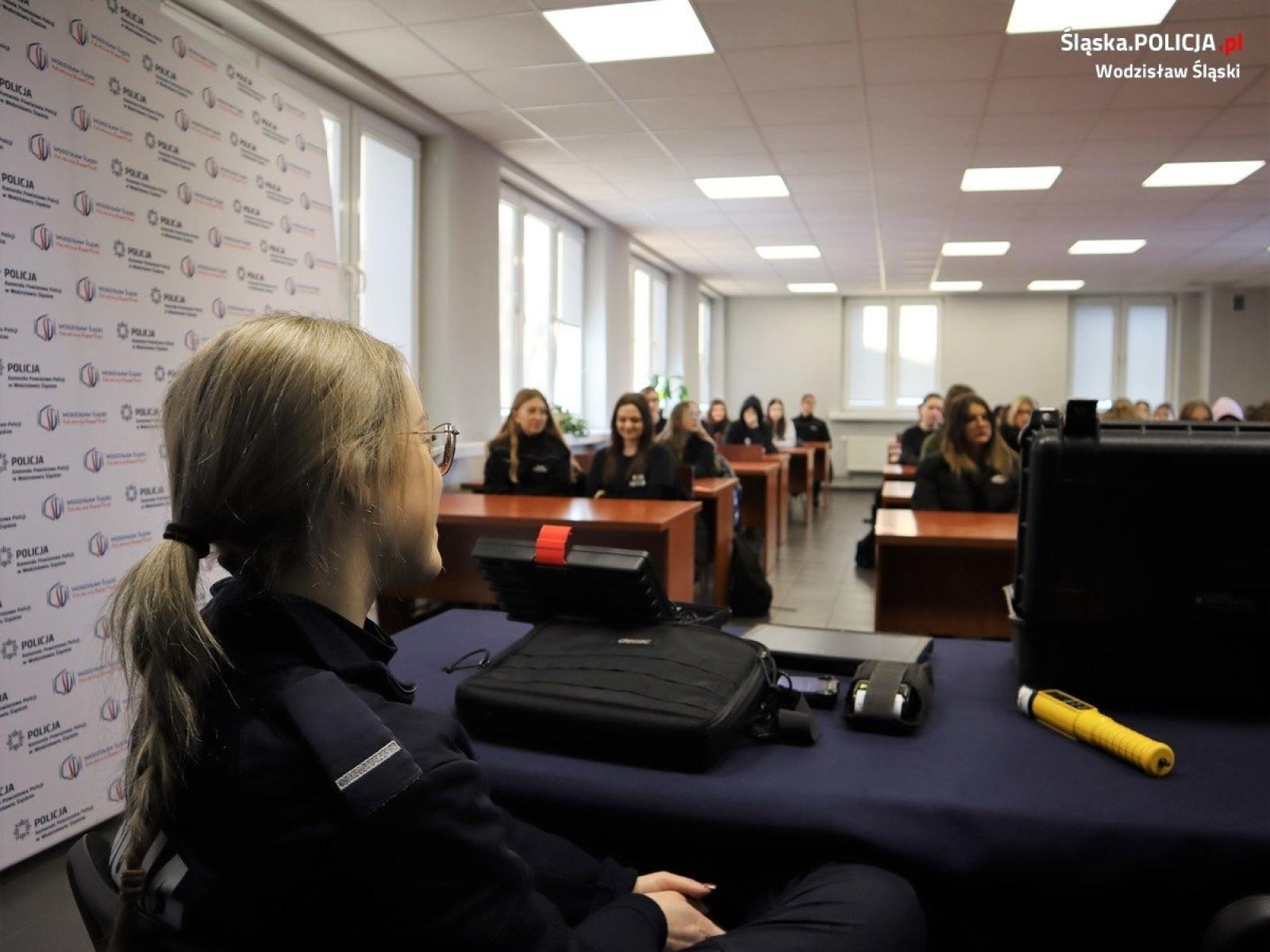Zdjęcie w galerii na portalu naszwodzislaw.com: Uczniowie klas policyjnych z wizytą w wodzisławskiej komendzie wiadomości z regionu