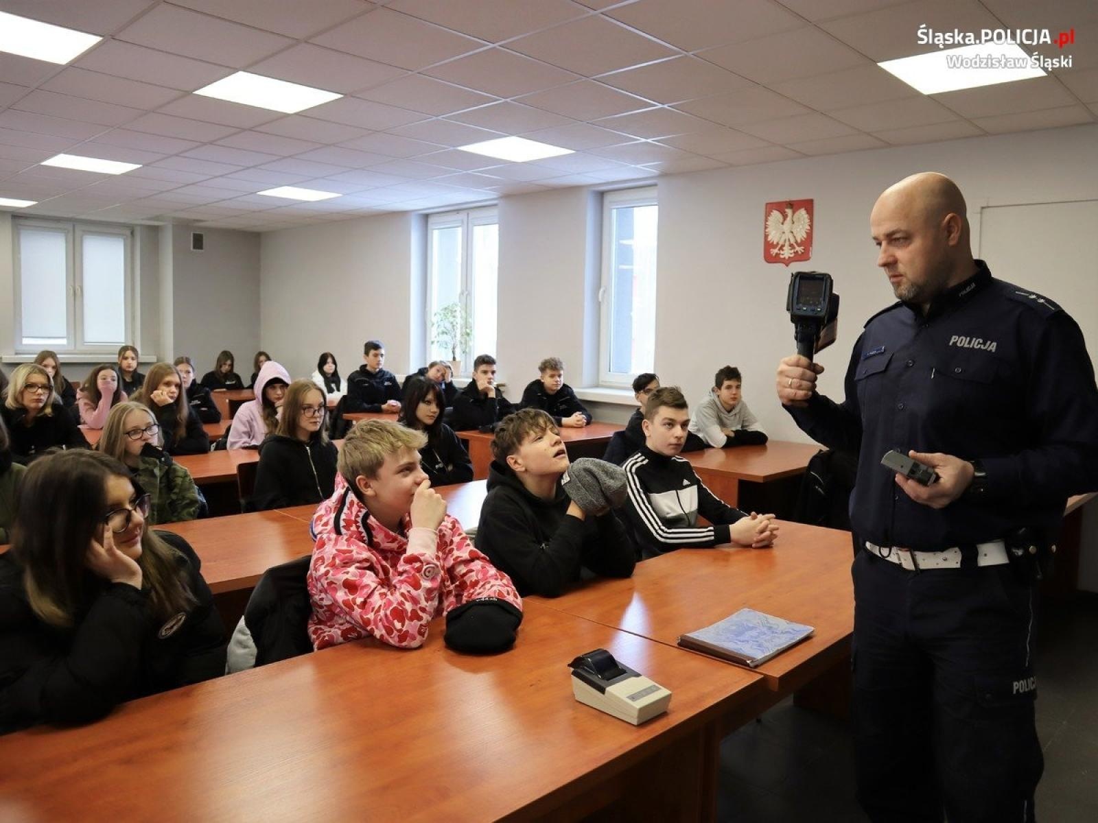 Zdjęcie w galerii na portalu naszwodzislaw.com: Uczniowie klas policyjnych z wizytą w wodzisławskiej komendzie wiadomości z regionu