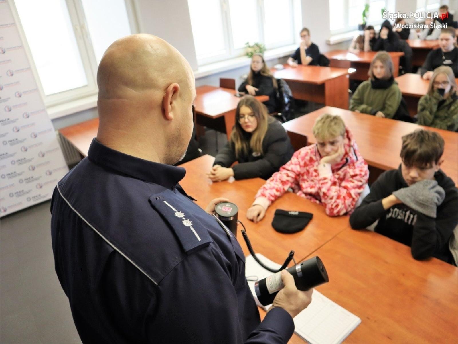 Zdjęcie w galerii na portalu naszwodzislaw.com: Uczniowie klas policyjnych z wizytą w wodzisławskiej komendzie wiadomości z regionu