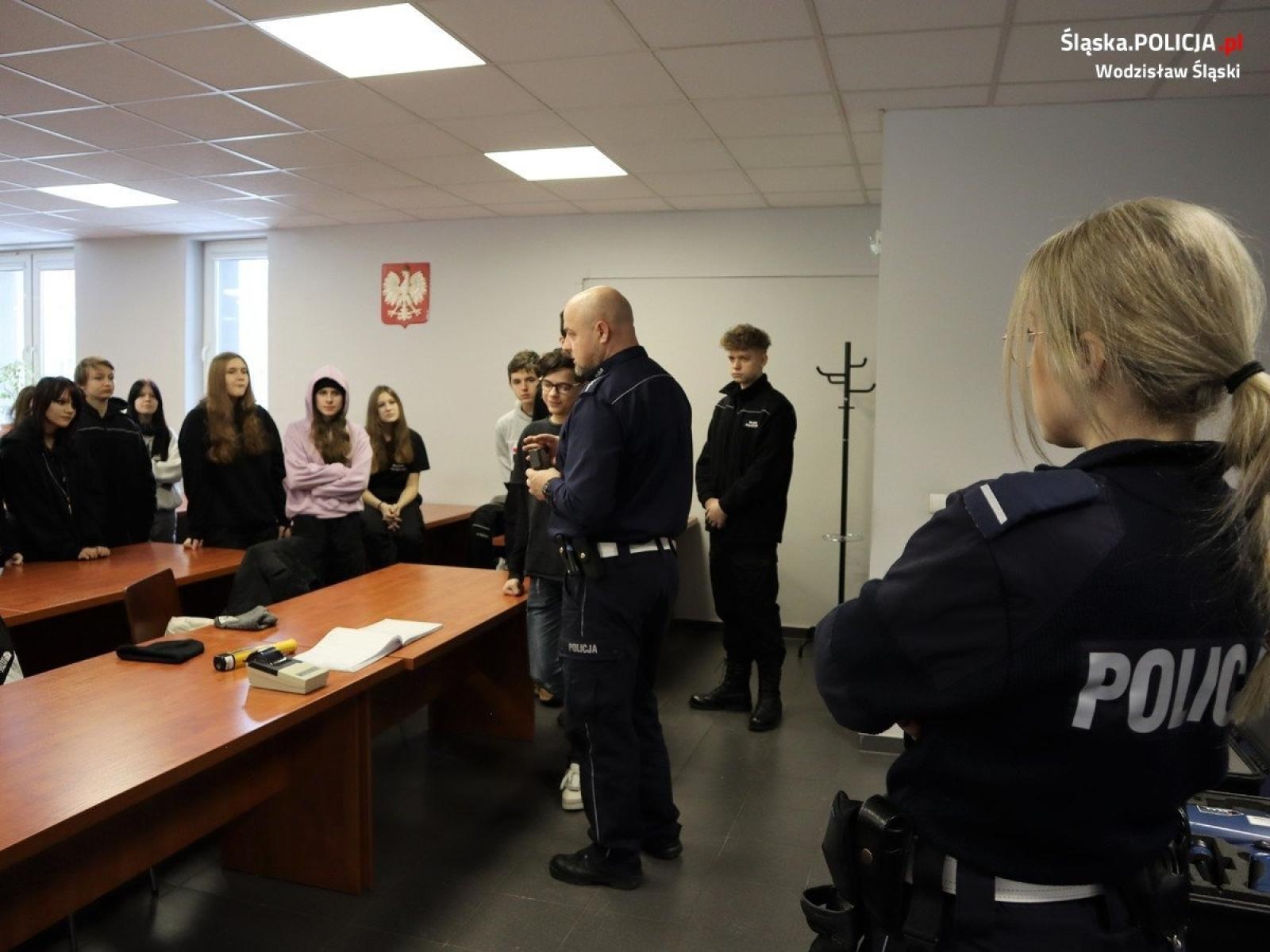 Zdjęcie w galerii na portalu naszwodzislaw.com: Uczniowie klas policyjnych z wizytą w wodzisławskiej komendzie wiadomości z regionu