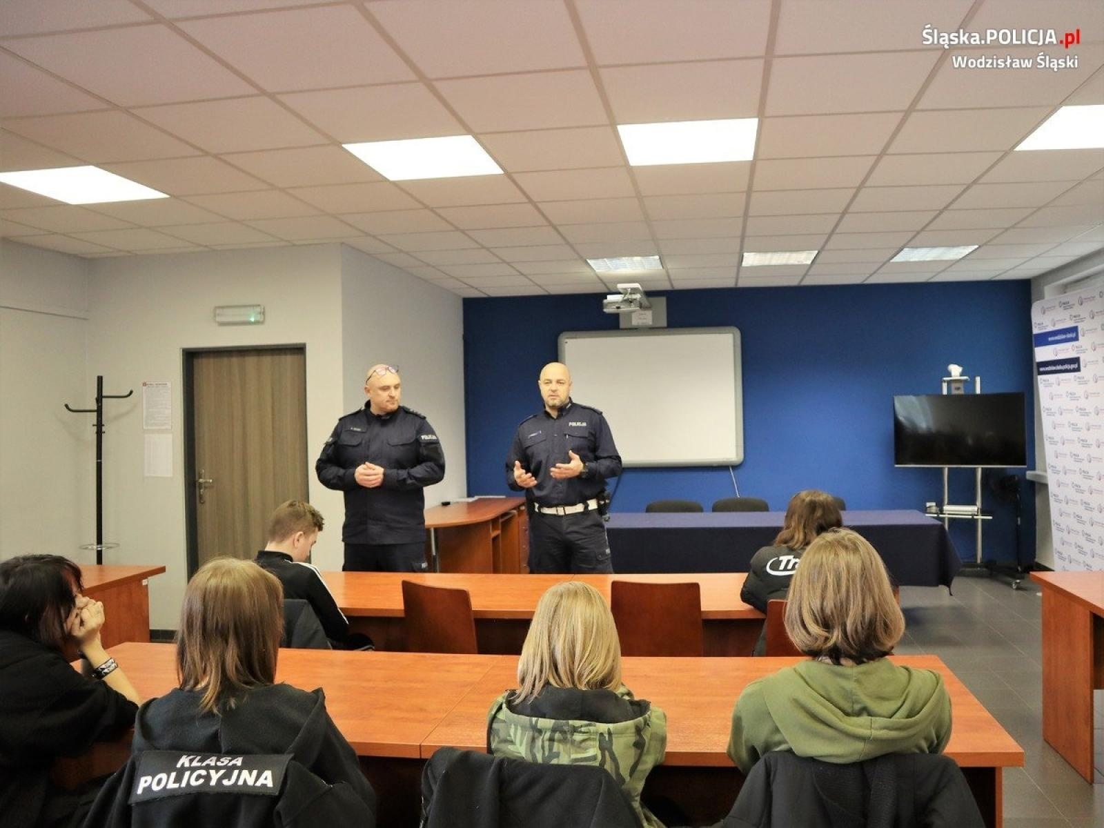 Zdjęcie w galerii na portalu naszwodzislaw.com: Uczniowie klas policyjnych z wizytą w wodzisławskiej komendzie wiadomości z regionu