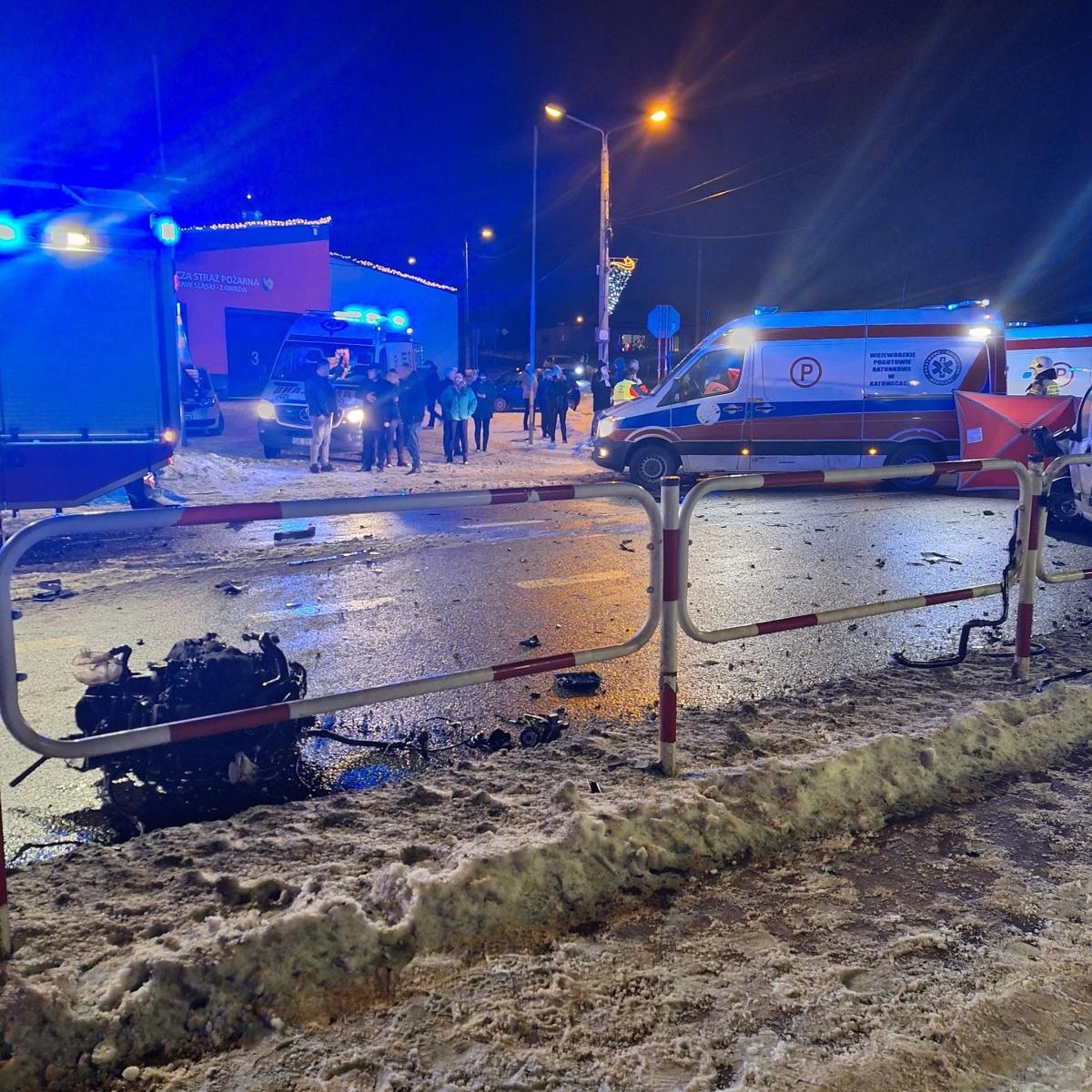 Zdjęcie w galerii na portalu naszwodzislaw.com: Tragiczny bilans wypadku w Zawadzie. Zginęły trzy osoby wiadomości z regionu