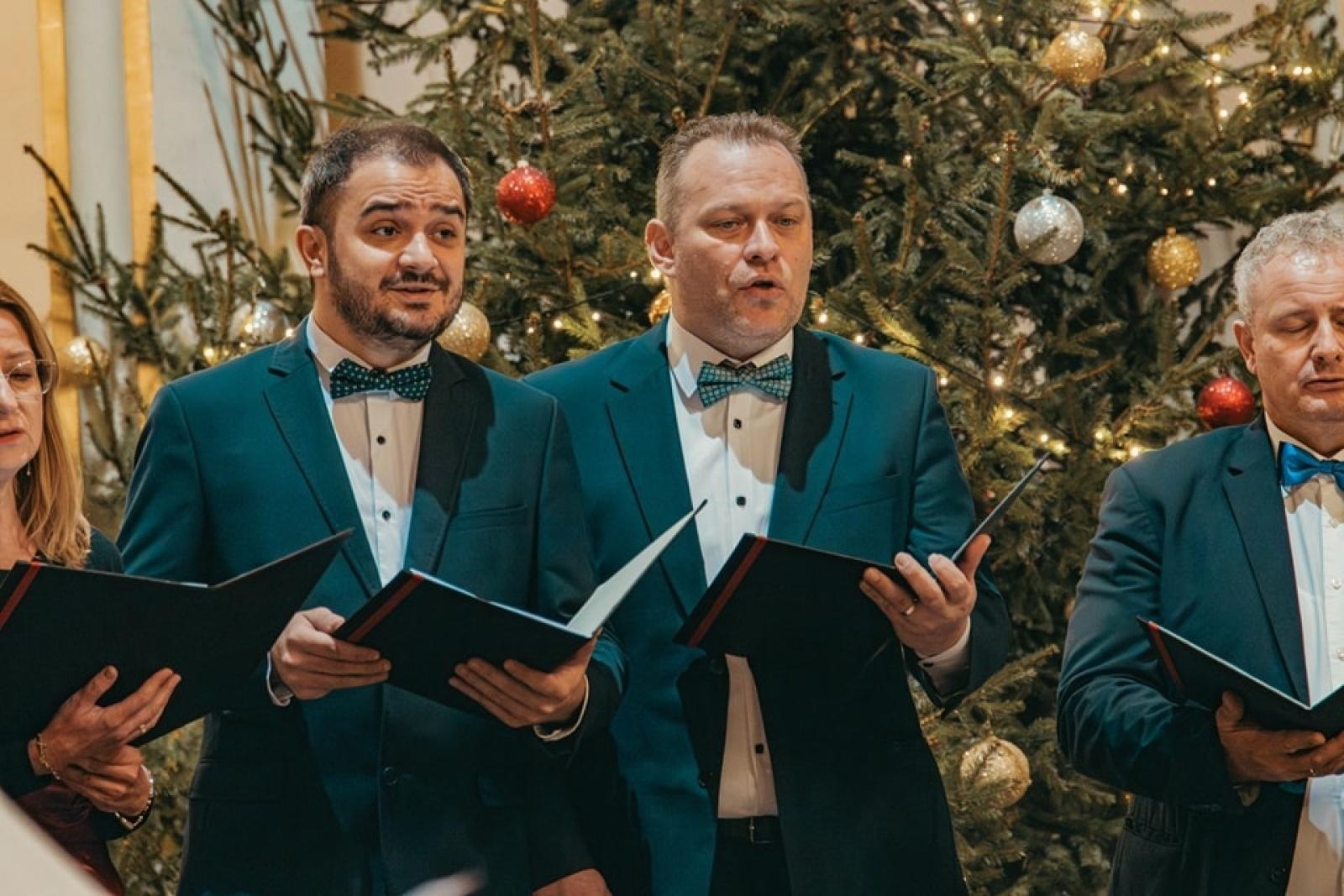 Zdjęcie w galerii na portalu naszwodzislaw.com: Wyśpiewali najpiękniejsze kolędy i pastorałki [FOTO] wiadomości z regionu