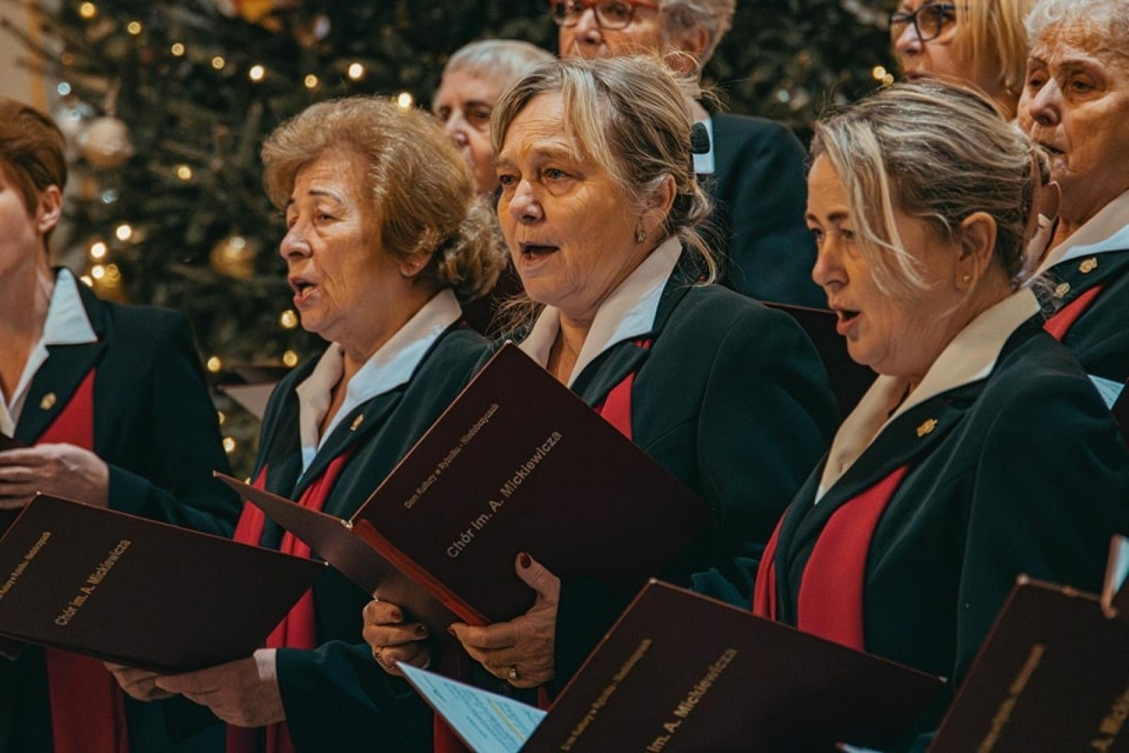 Zdjęcie w galerii na portalu naszwodzislaw.com: Wyśpiewali najpiękniejsze kolędy i pastorałki [FOTO] wiadomości z regionu