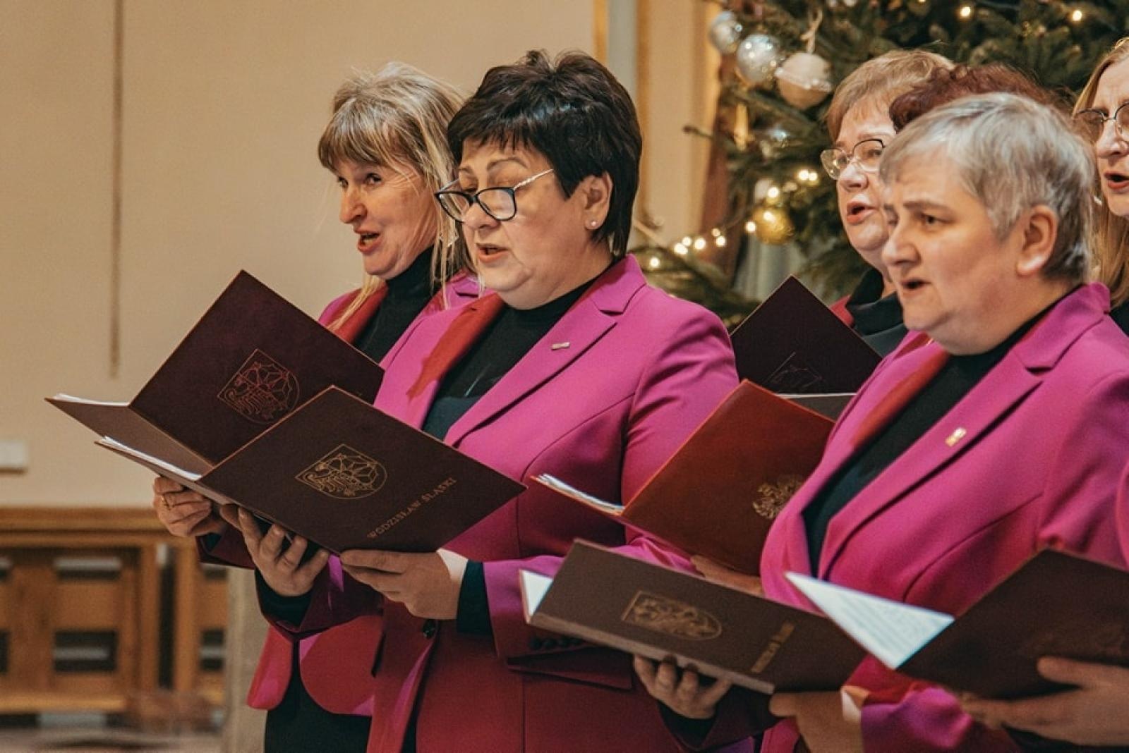 Zdjęcie w galerii na portalu naszwodzislaw.com: Wyśpiewali najpiękniejsze kolędy i pastorałki [FOTO] wiadomości z regionu