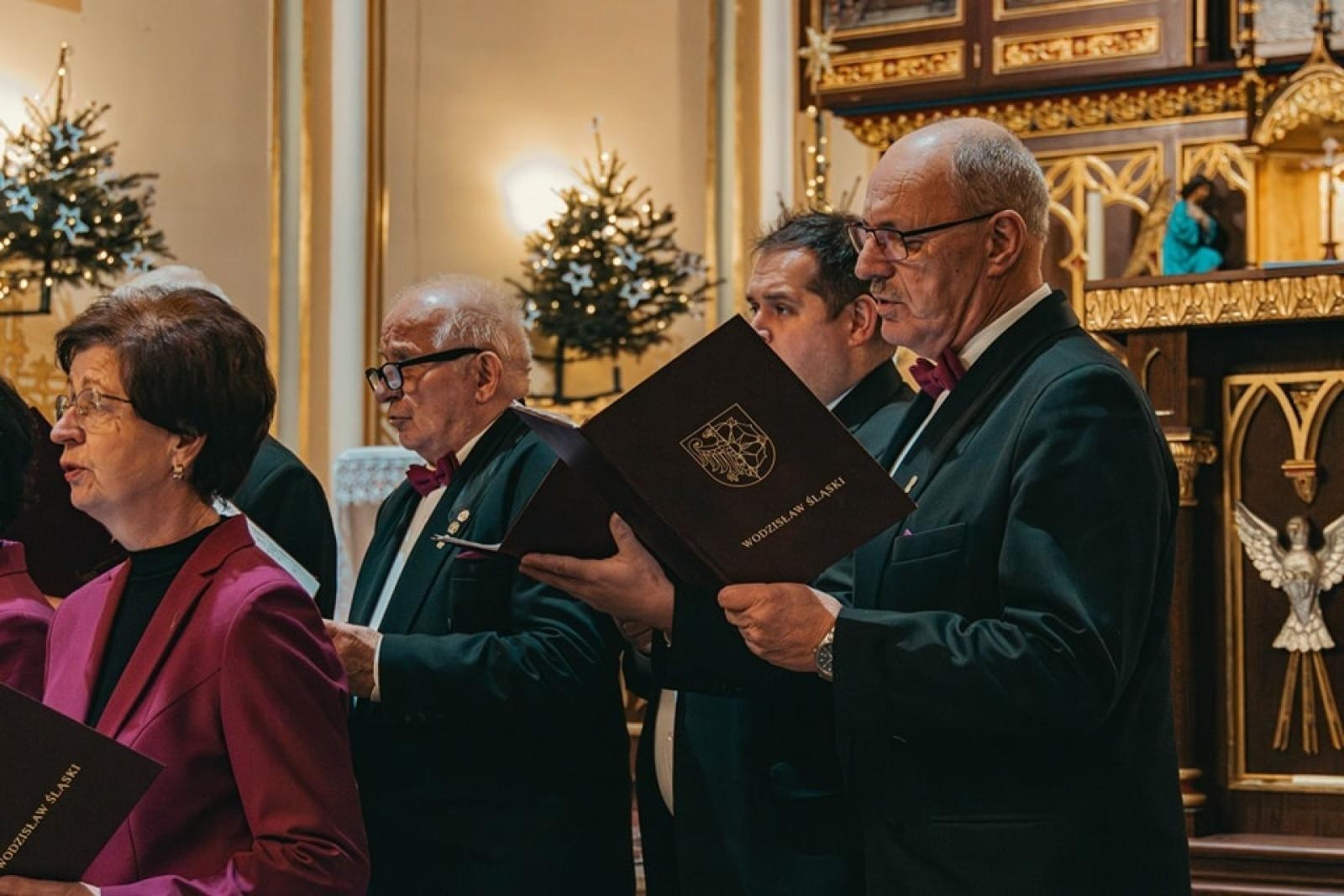 Zdjęcie w galerii na portalu naszwodzislaw.com: Wyśpiewali najpiękniejsze kolędy i pastorałki [FOTO] wiadomości z regionu