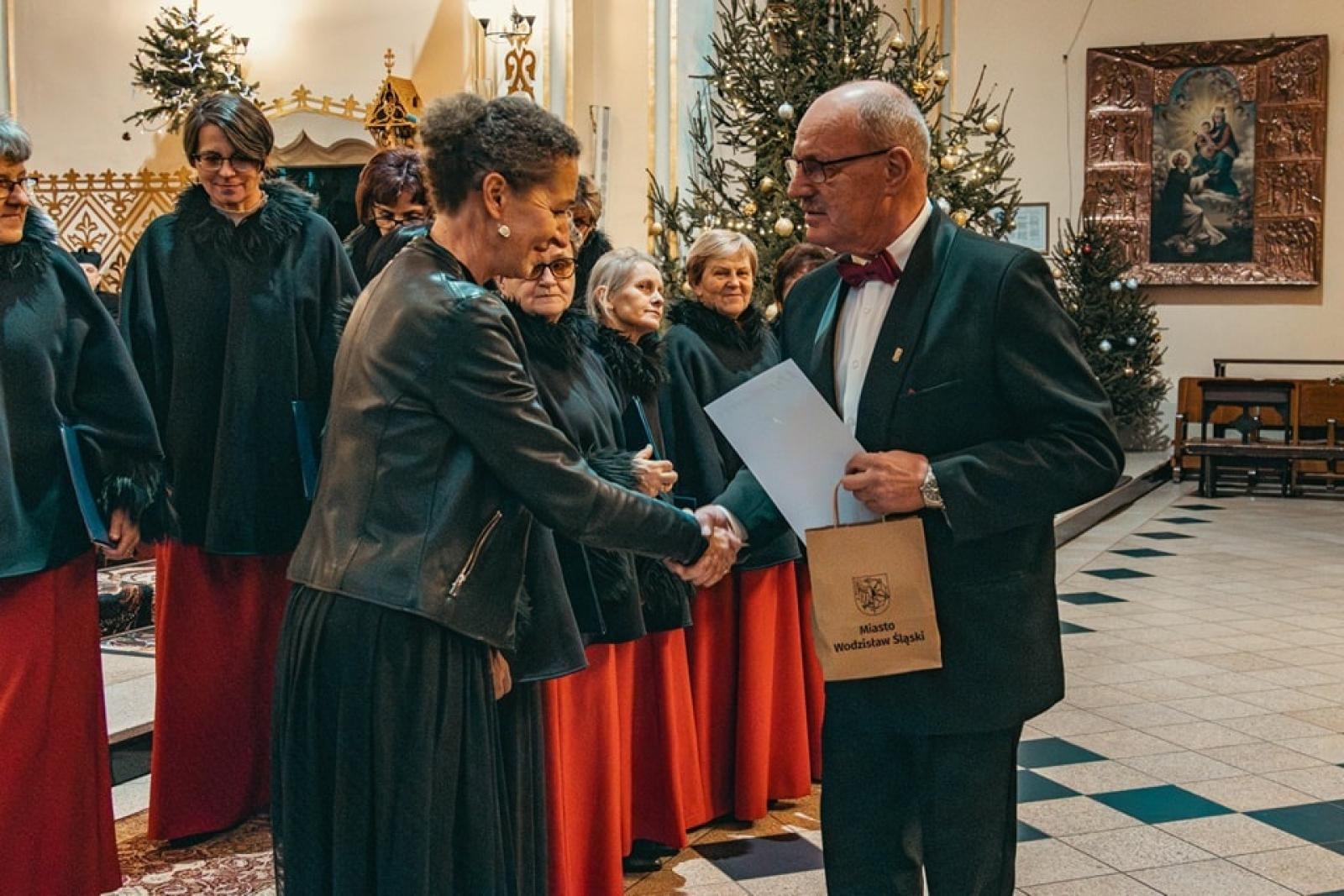 Zdjęcie w galerii na portalu naszwodzislaw.com: Wyśpiewali najpiękniejsze kolędy i pastorałki [FOTO] wiadomości z regionu