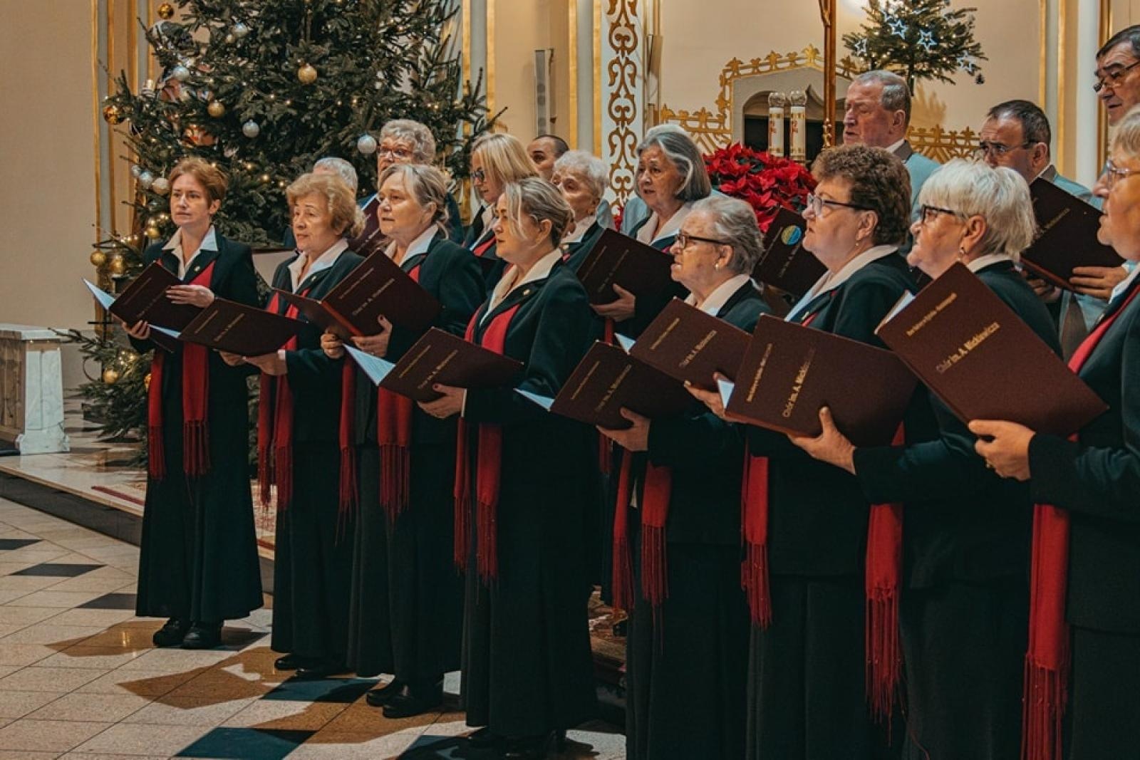 Zdjęcie w galerii na portalu naszwodzislaw.com: Wyśpiewali najpiękniejsze kolędy i pastorałki [FOTO] wiadomości z regionu