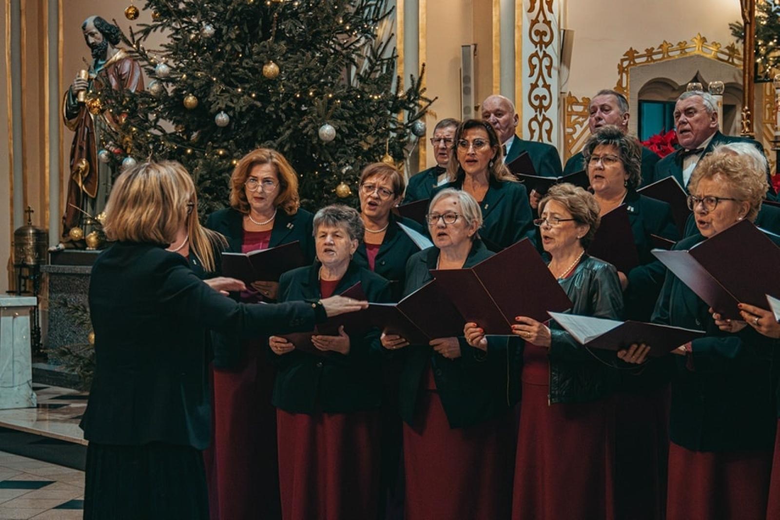 Zdjęcie w galerii na portalu naszwodzislaw.com: Wyśpiewali najpiękniejsze kolędy i pastorałki [FOTO] wiadomości z regionu