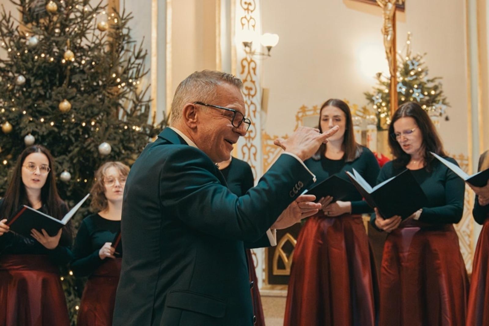 Zdjęcie w galerii na portalu naszwodzislaw.com: Wyśpiewali najpiękniejsze kolędy i pastorałki [FOTO] wiadomości z regionu