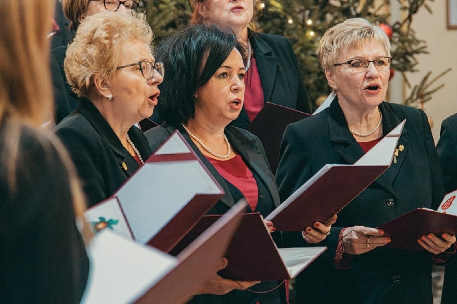 Zdjęcie w galerii na portalu naszwodzislaw.com: Wyśpiewali najpiękniejsze kolędy i pastorałki [FOTO] wiadomości z regionu