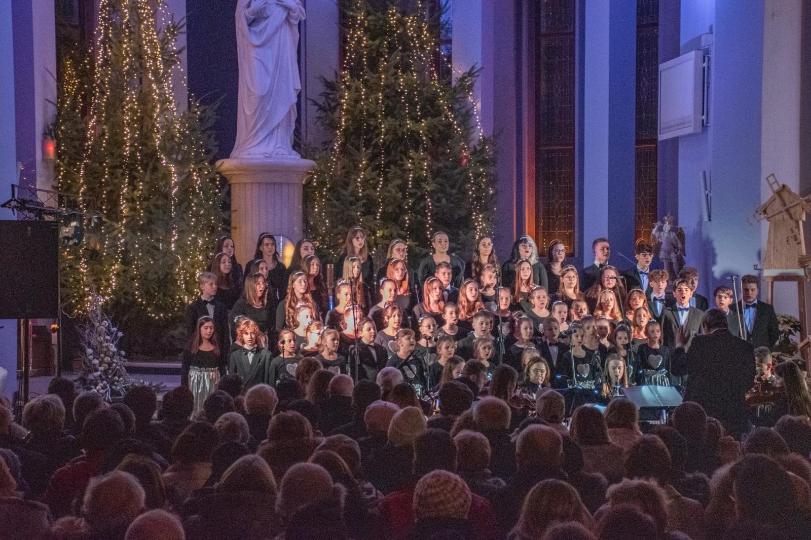 Zdjęcie w galerii na portalu naszwodzislaw.com: Koncert kolęd z owacjami na stojąco [FOTO i WIDEO] wiadomości z regionu
