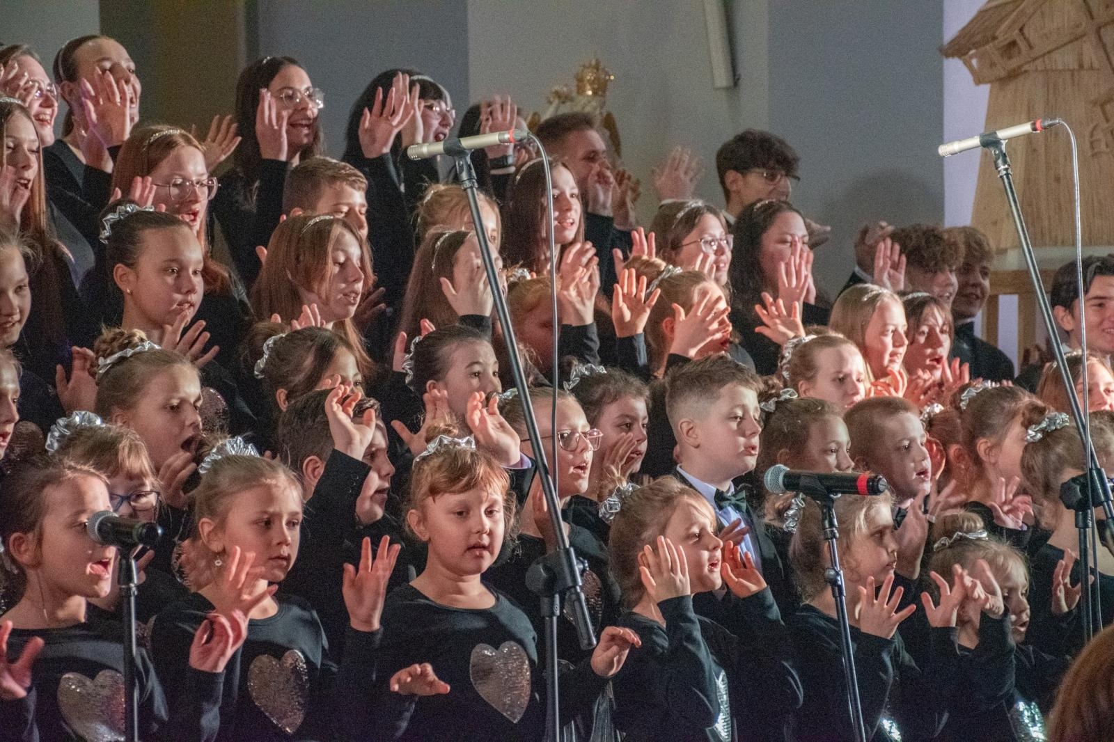Zdjęcie w galerii na portalu naszwodzislaw.com: Koncert kolęd z owacjami na stojąco [FOTO i WIDEO] wiadomości z regionu