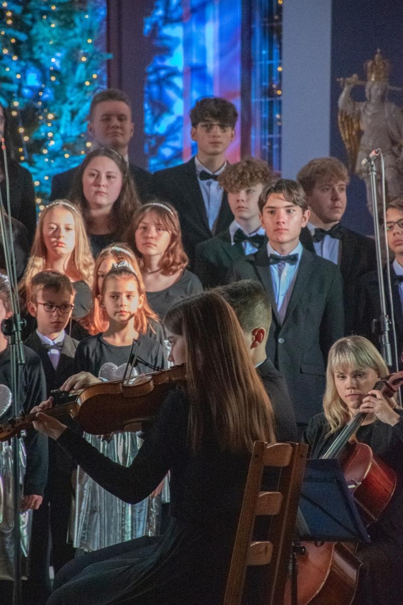 Zdjęcie w galerii na portalu naszwodzislaw.com: Koncert kolęd z owacjami na stojąco [FOTO i WIDEO] wiadomości z regionu
